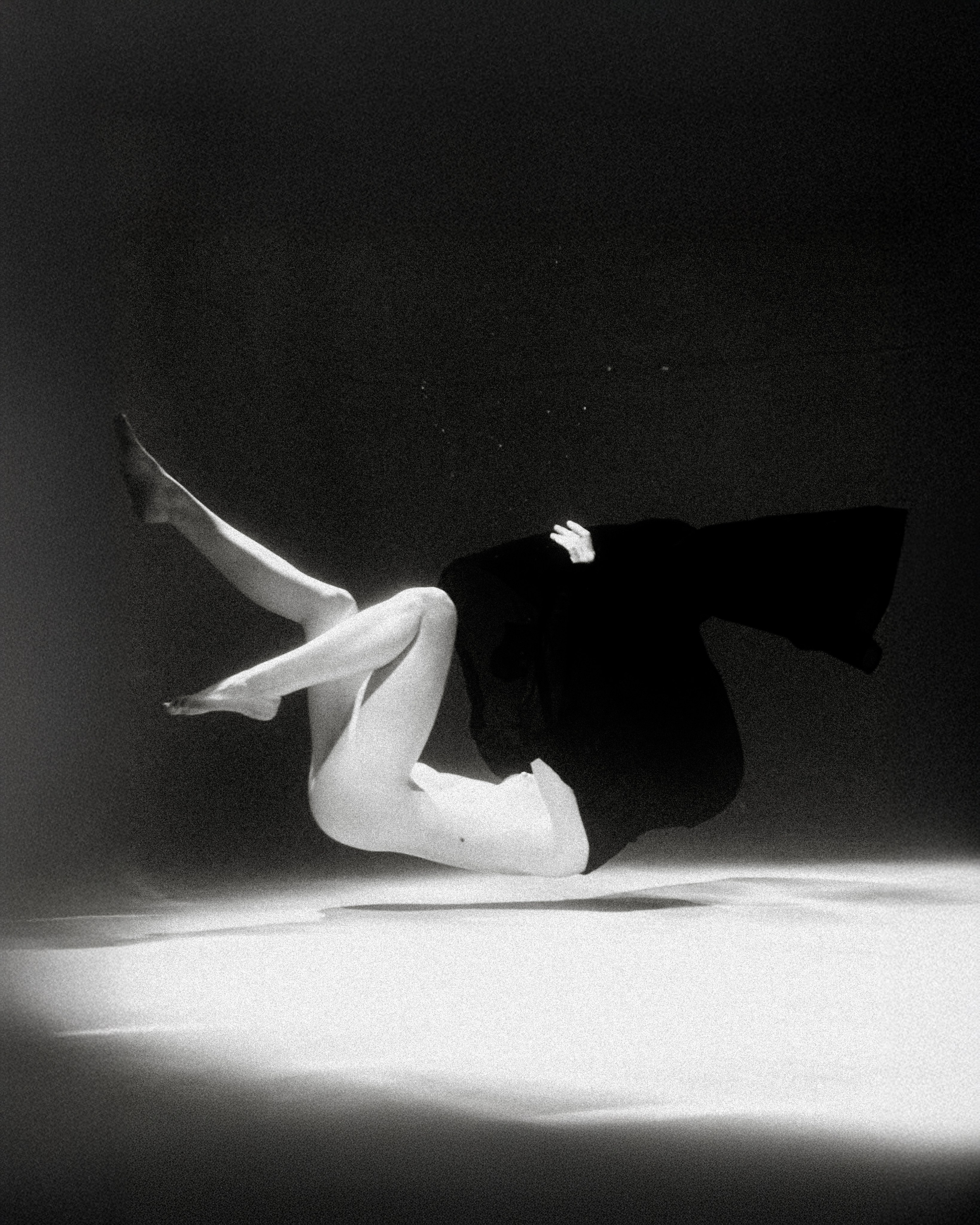 Женская психологическая съёмка под водой. Фотоведьма Дарья Нечинская