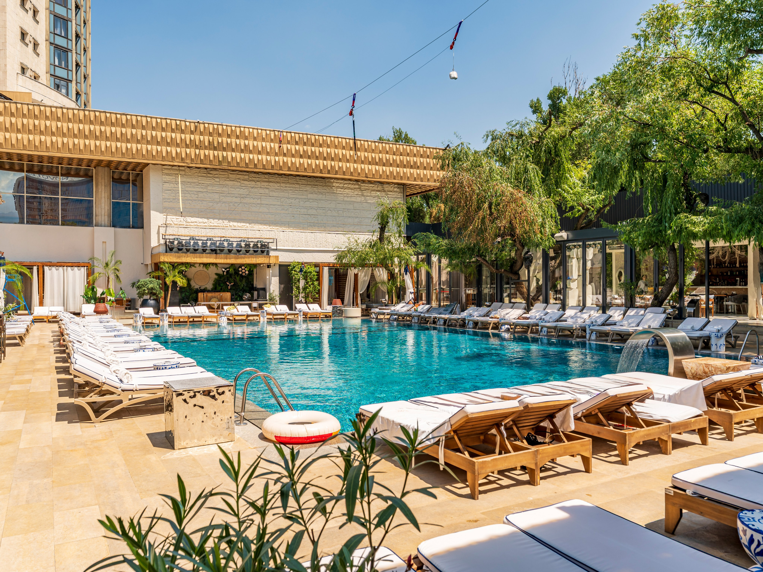 Eden Pool&Bar, съемка бассейна в июле 2026 года. Интерьерный фотограф Алматы