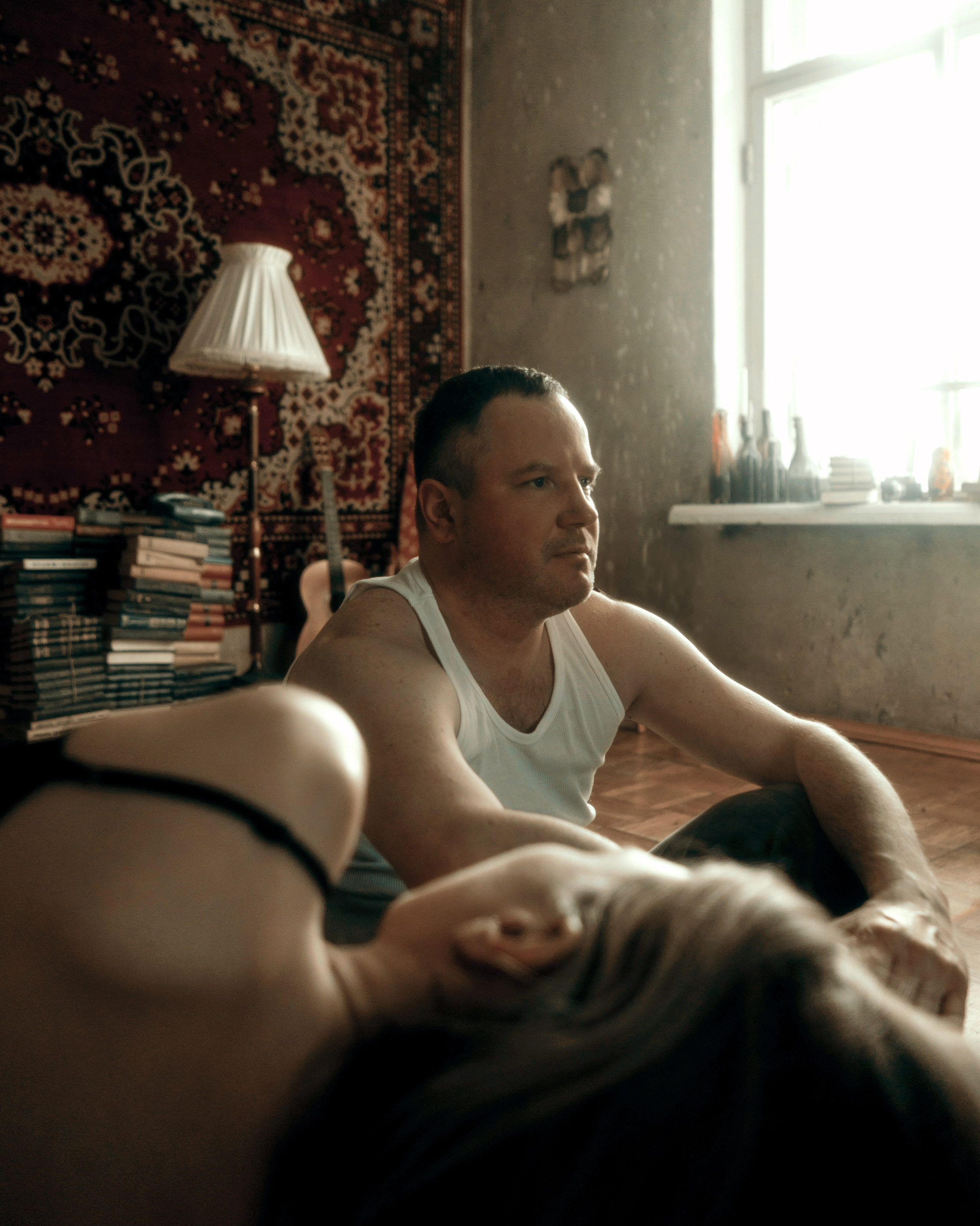 Фотосессия пары дома в винтажном интерьере в СПб, атмосферная лавстори съемка с ковром на стене и мягким естественным светом 