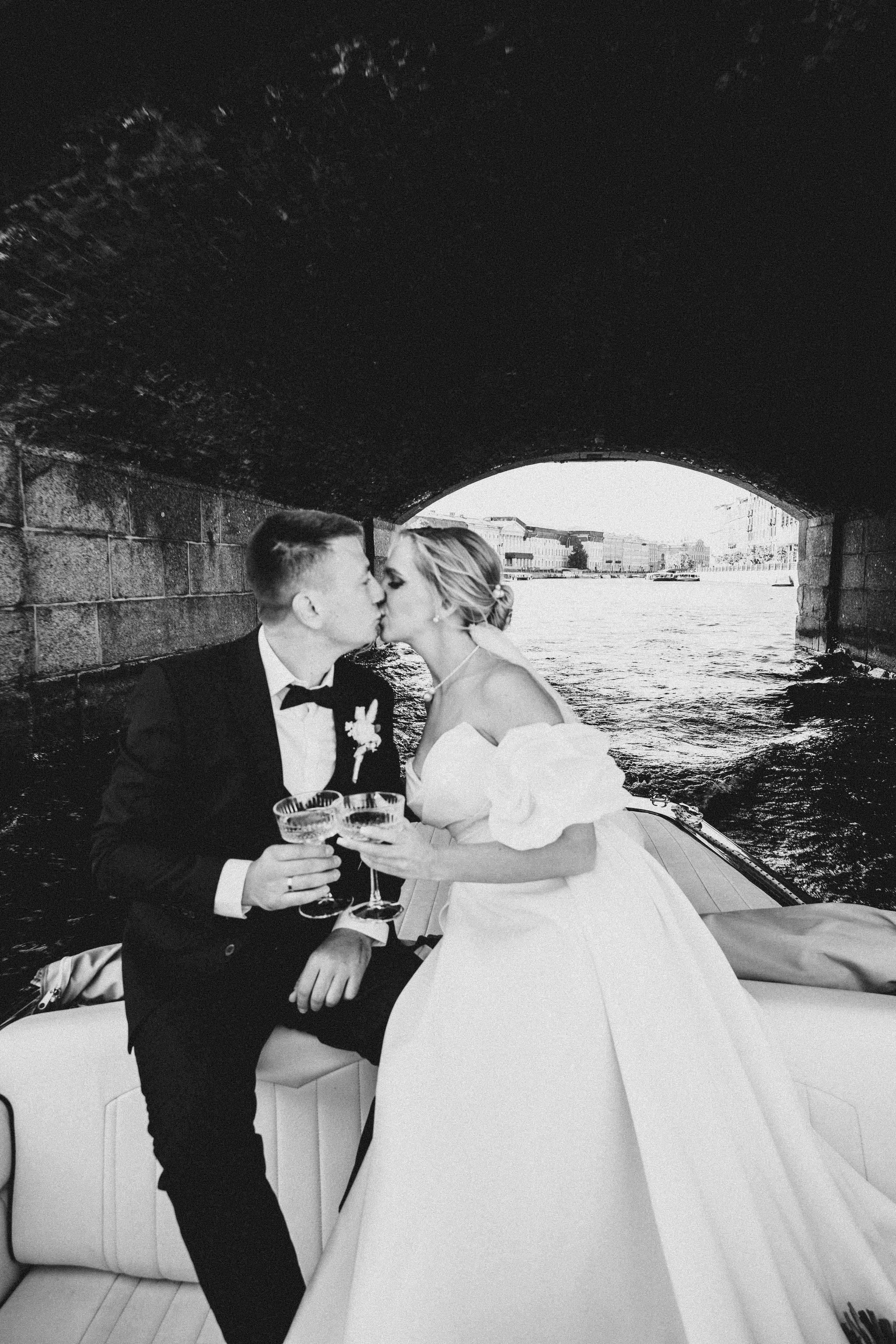 СВАДЕНБНАЯ СЬЕМКА НА КАТЕРЕ ПО КАНАЛАМ САНКТ-ПЕТЕРБУРГА И В АКВАТОРИИ НЕВЫ. Профессиональный фотограф, Санкт-Петербург — Виктория Богомолова