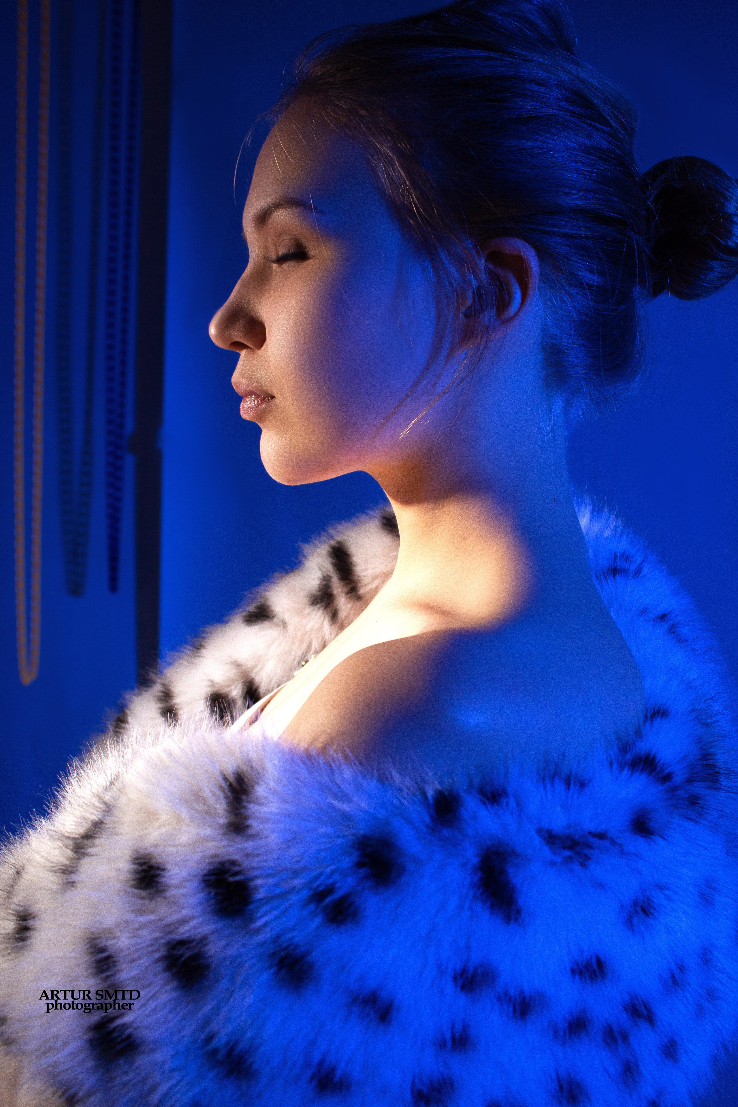 Красивая девушка в шубе на фотосессии