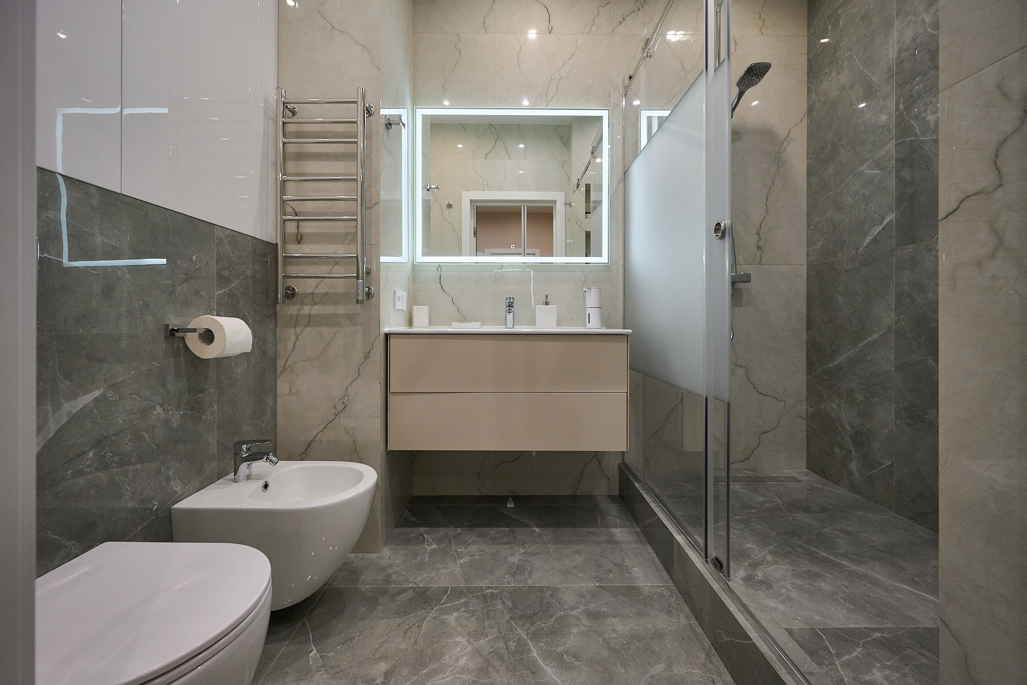 ванная комната серые тонна серые стены  белая раковина 