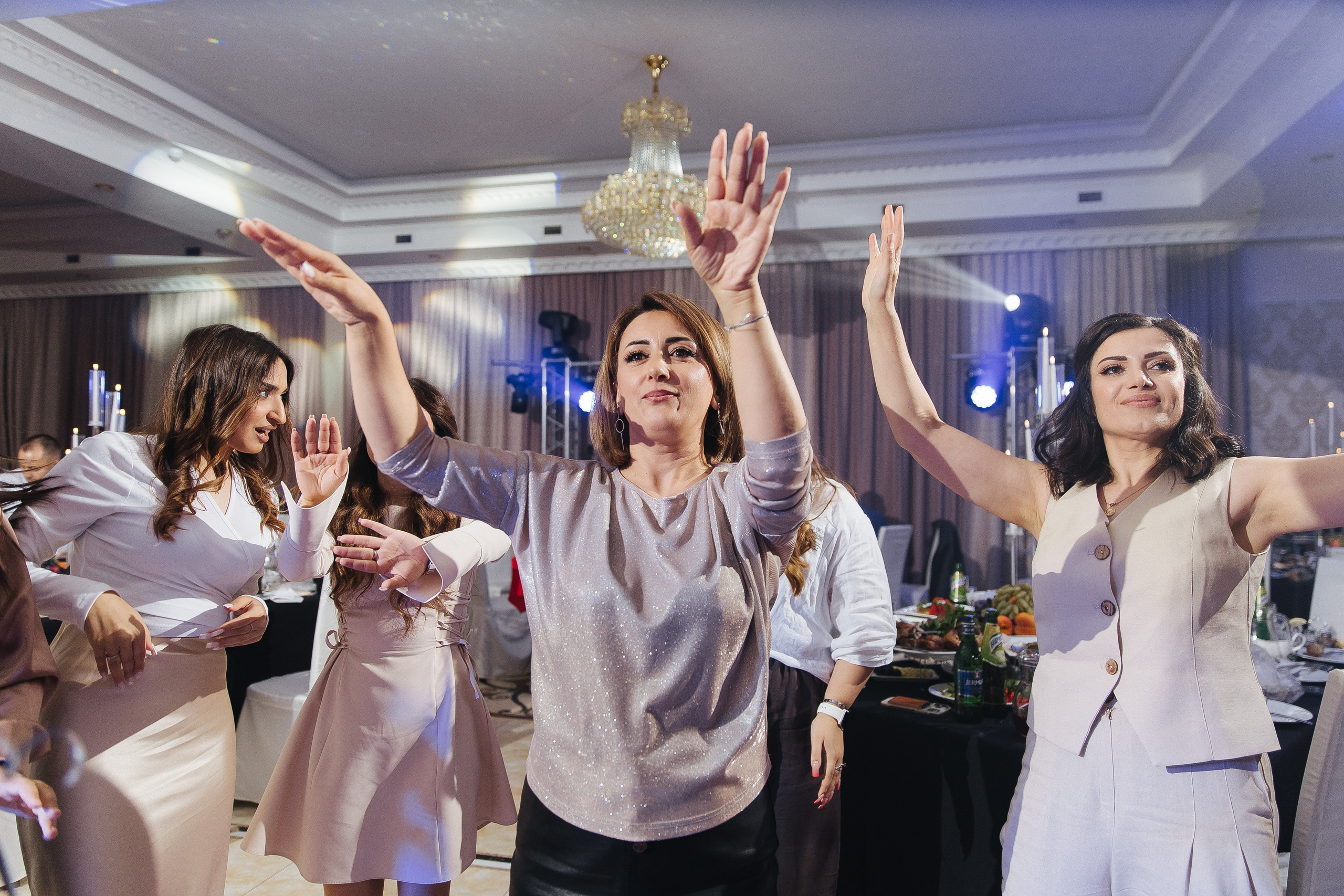 Ани и Назели. 35&5 День рождения, «Янтарь». Фотограф в Красноярске Надежда Воскресенская