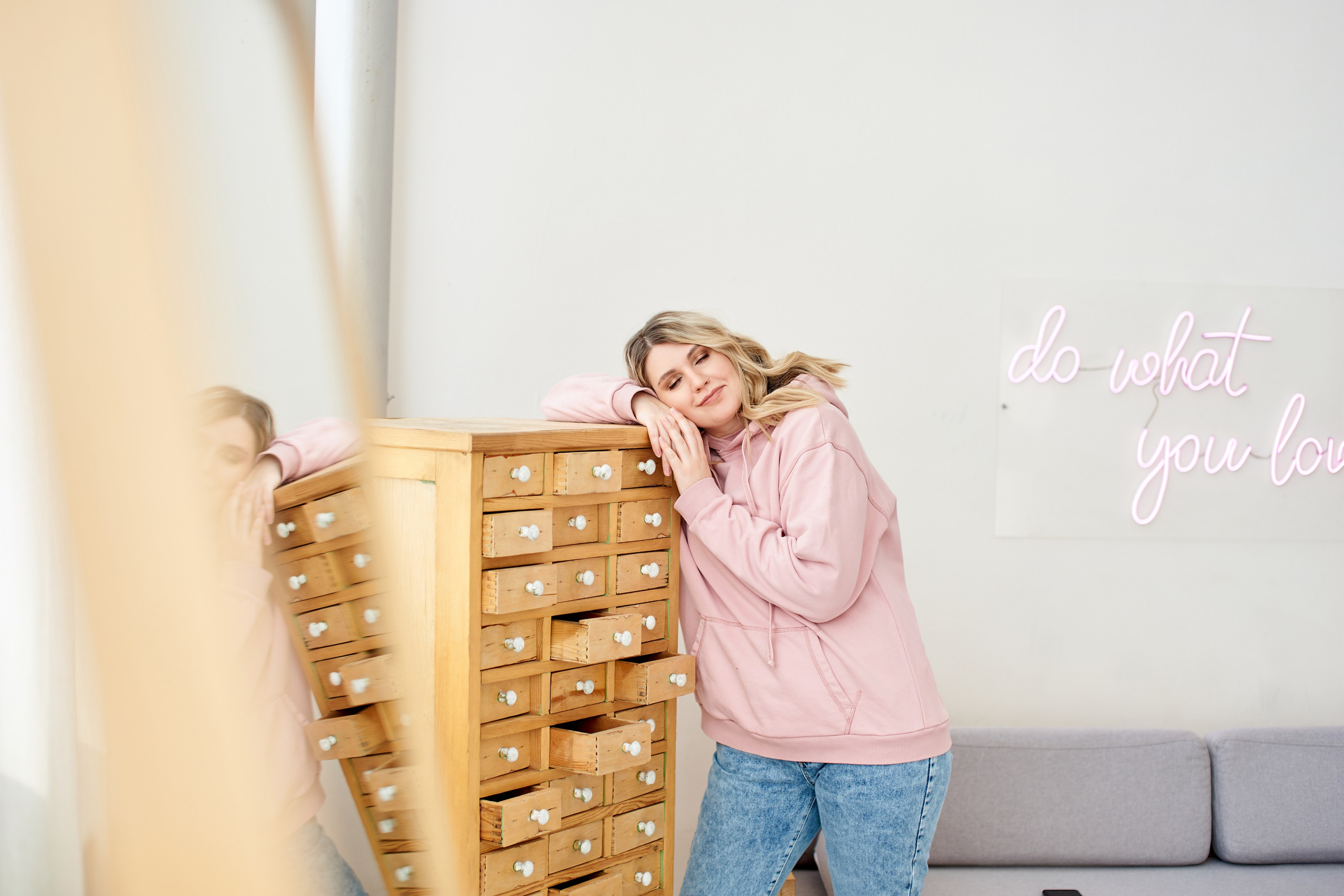 Портреты для Татьяны в студии с минималистичным дизайном. Репортажный и женский фотограф в Новосибирске