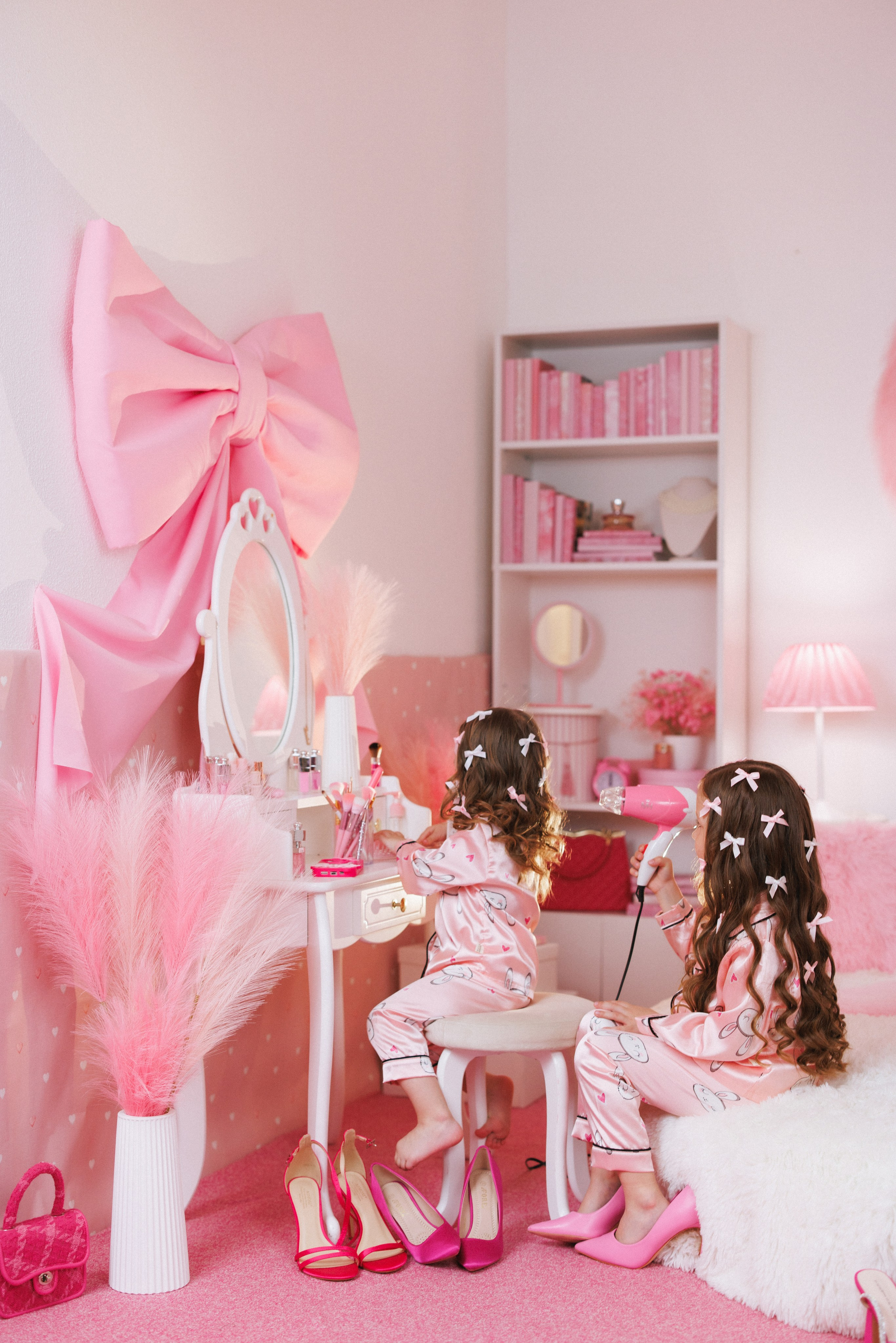 Фотосессия для девочек в интерьере розовой комнаты. Семейный и детский фотограф в Краснодаре Анна Трашкова