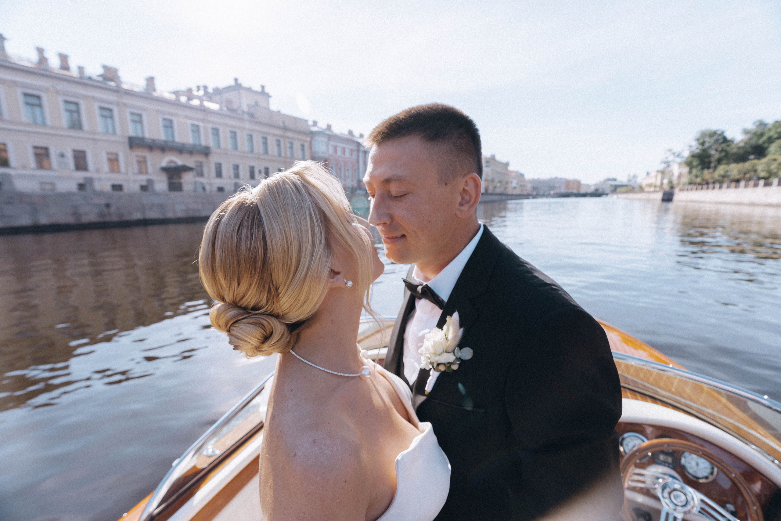 СВАДЕНБНАЯ СЬЕМКА НА КАТЕРЕ ПО КАНАЛАМ САНКТ-ПЕТЕРБУРГА И В АКВАТОРИИ НЕВЫ. Профессиональный фотограф, Санкт-Петербург — Виктория Богомолова
