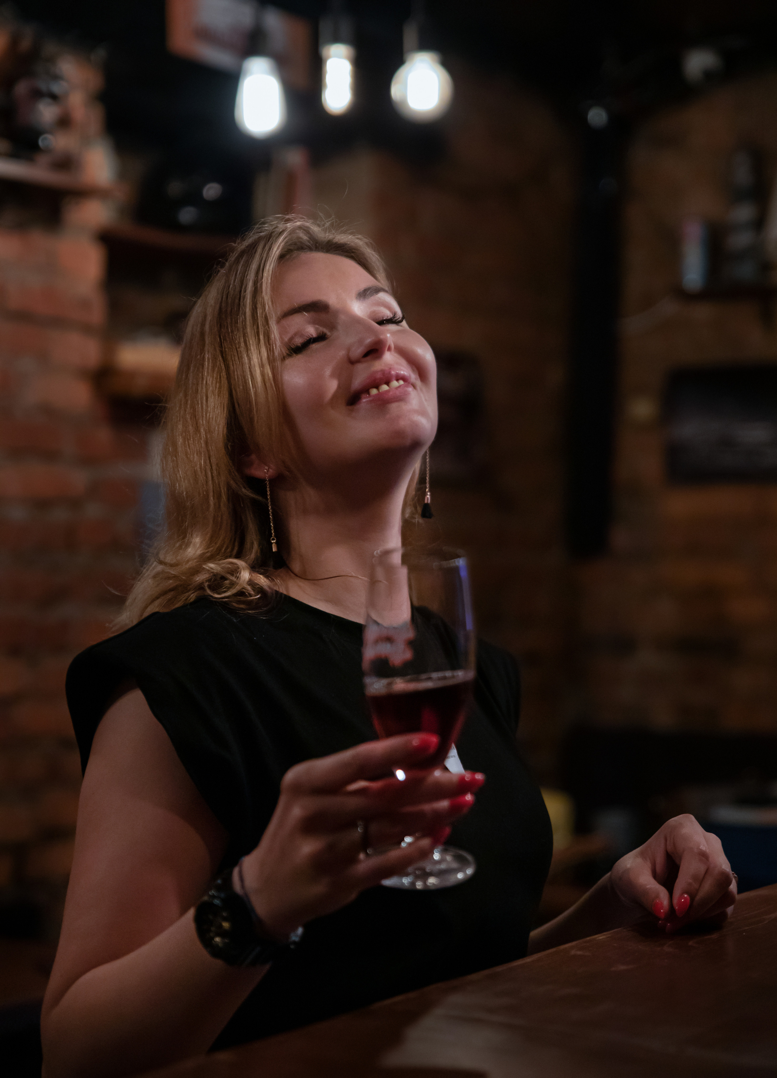 Девушка в баре. Семейный и частный фотограф во Владивостоке