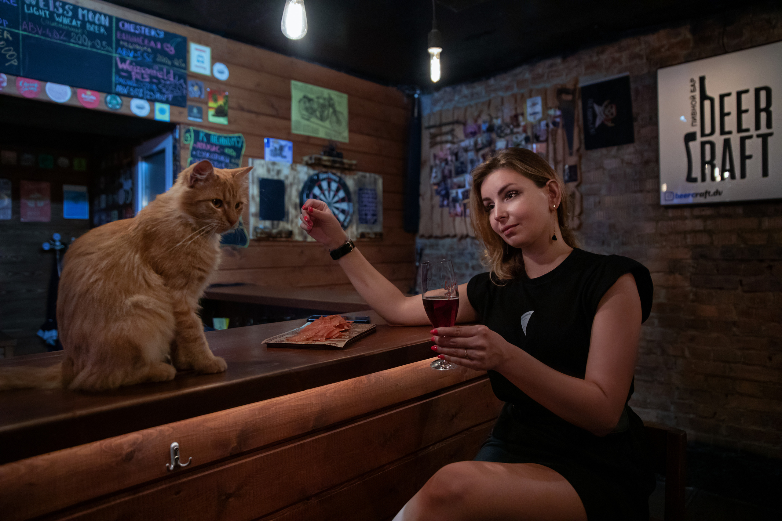 Девушка в баре. Семейный и частный фотограф во Владивостоке