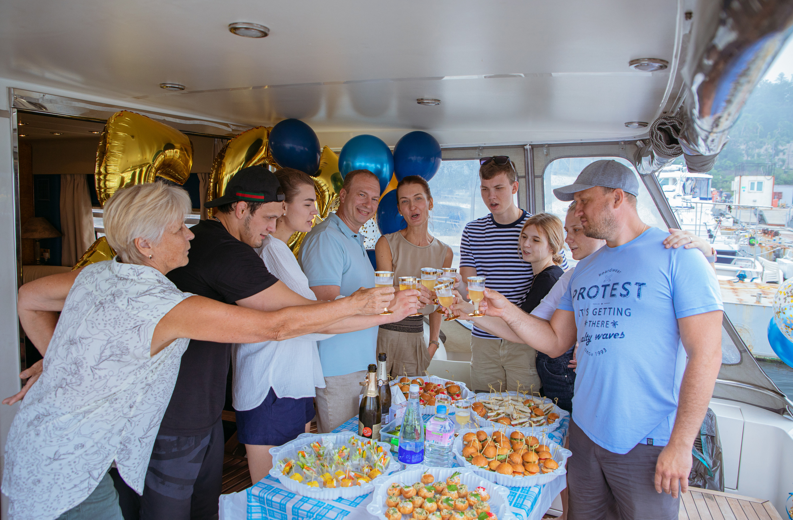 Весёлый юбилей на яхте. Семейный и частный фотограф во Владивостоке