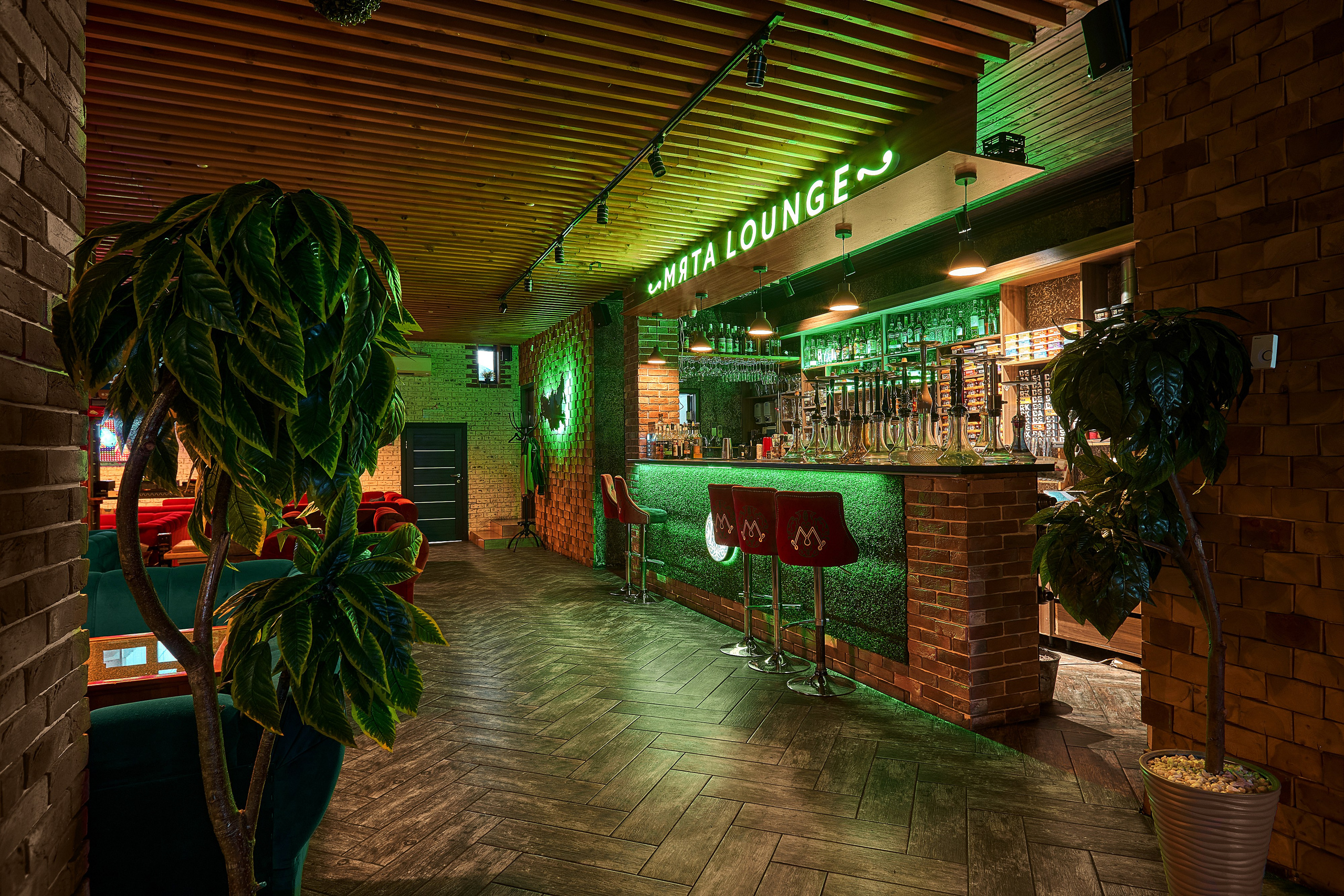 барная стойка с подсветкой, интерьерная съемка заведений, кафе и ресторанов в Анапе