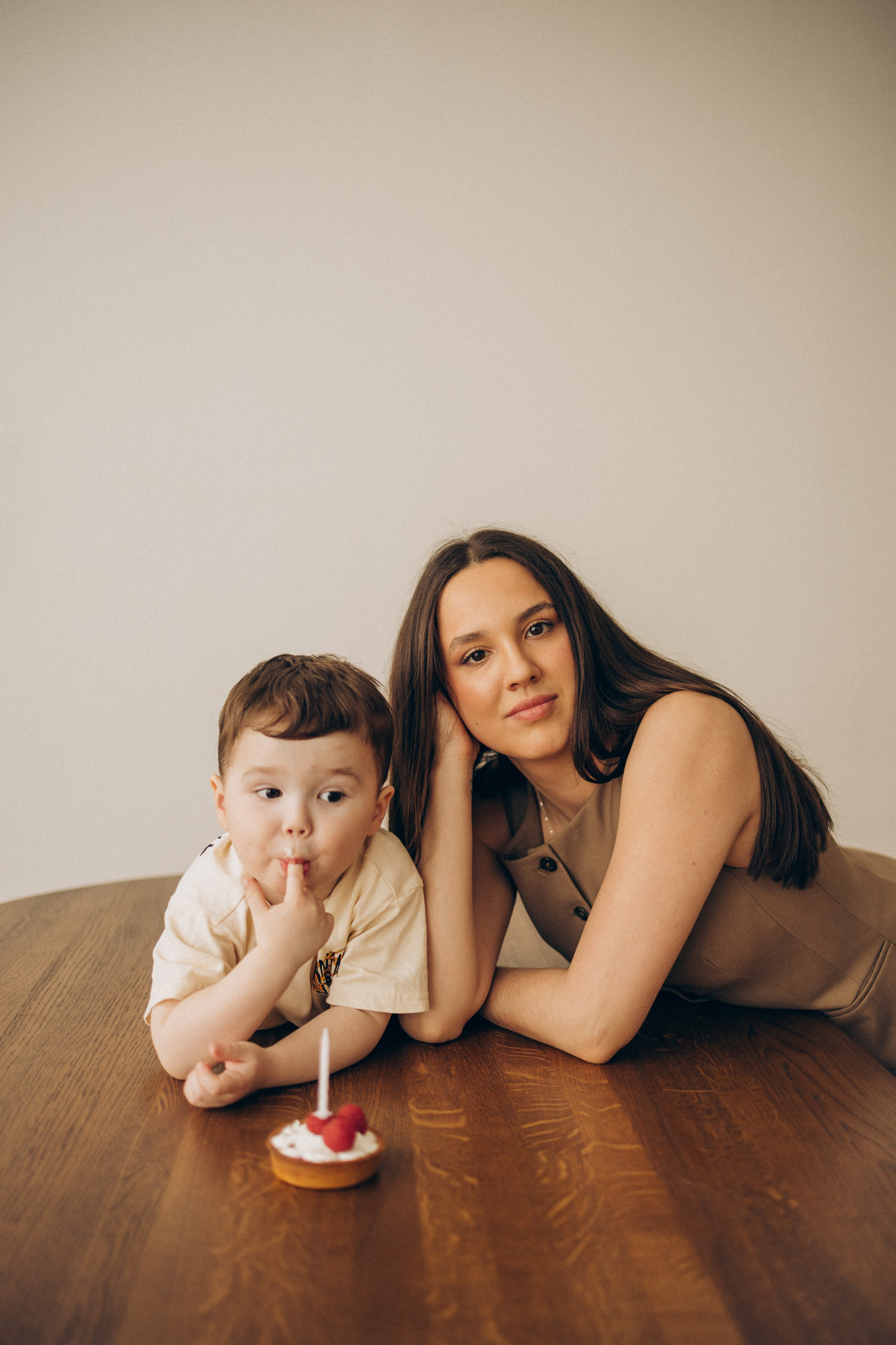 Семейная фотосессия Москва, семейный фотограф в Москве, семейная фотосессия, детский фотограф, семейная фотосессия в студии, фотосессия мама и сын