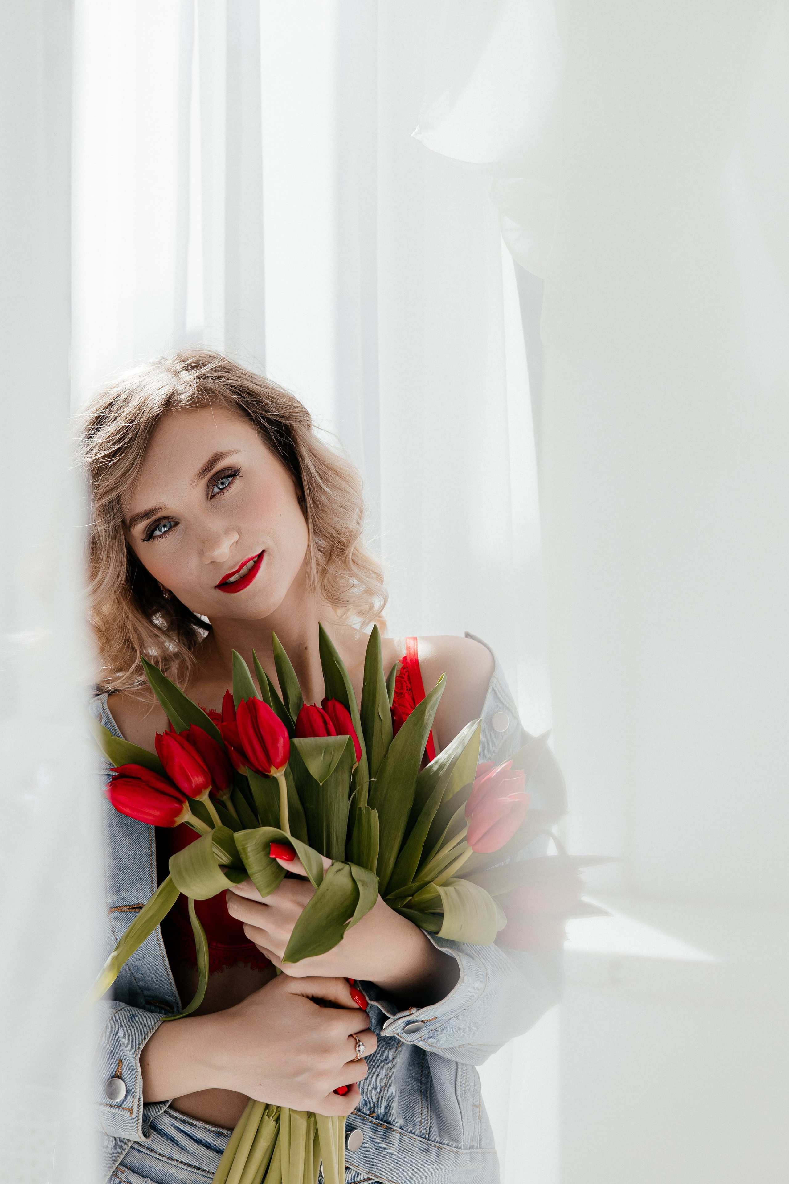 Анна. Красные тюльпаны