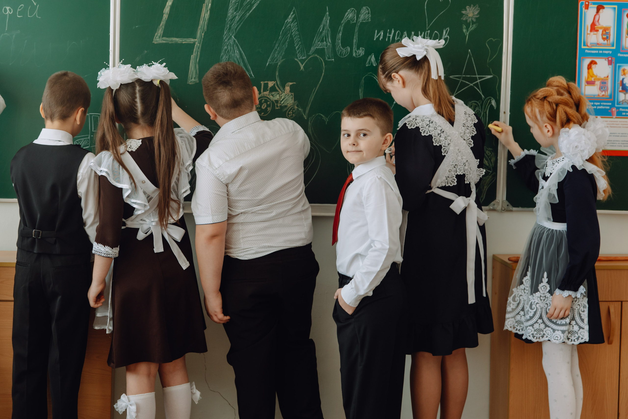 Школьные альбомы в Чернянке. Фотограф Максим Никонов