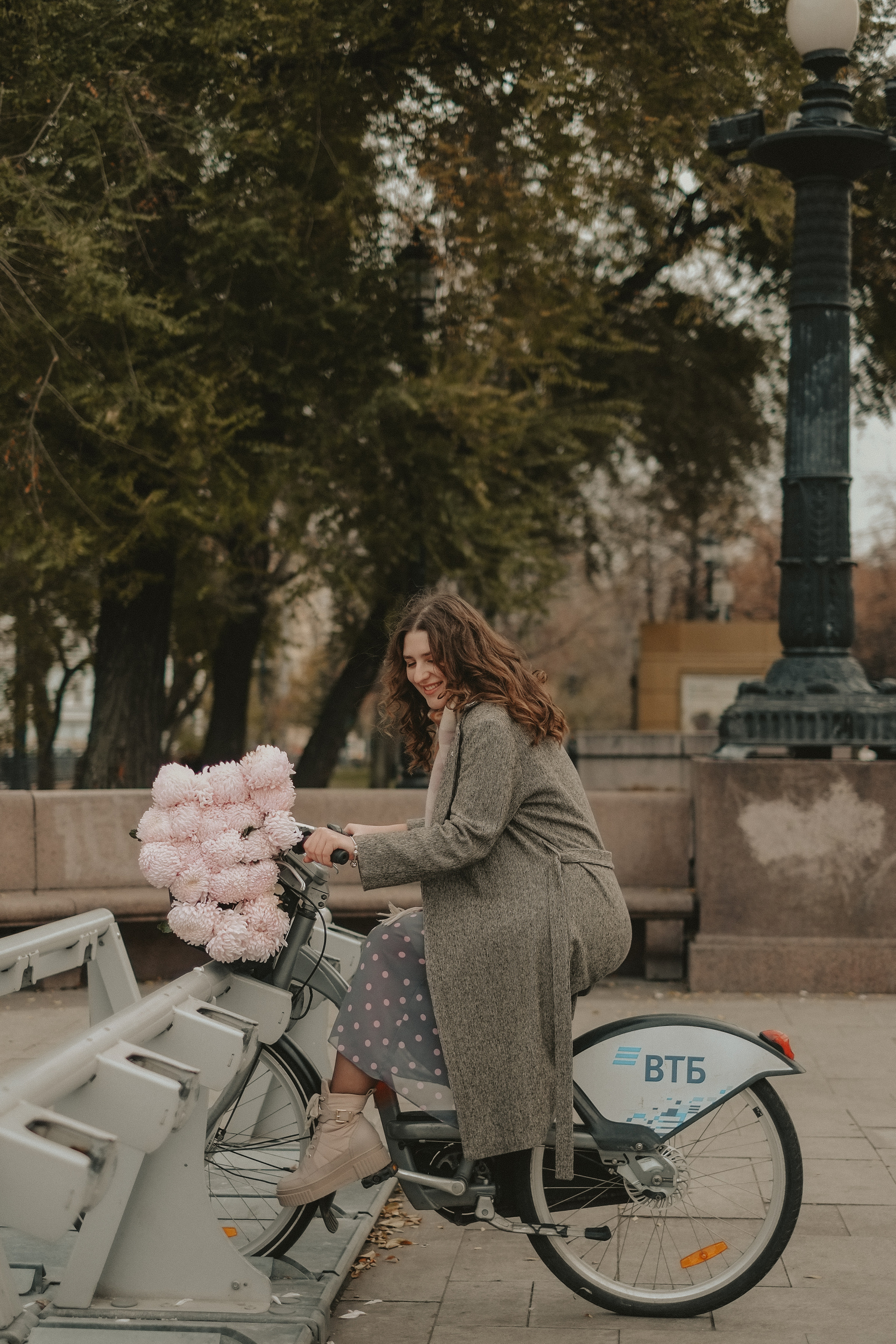 Девушка с цветами. Свадебный и семейный фотограф в Москве Инника Кетлер