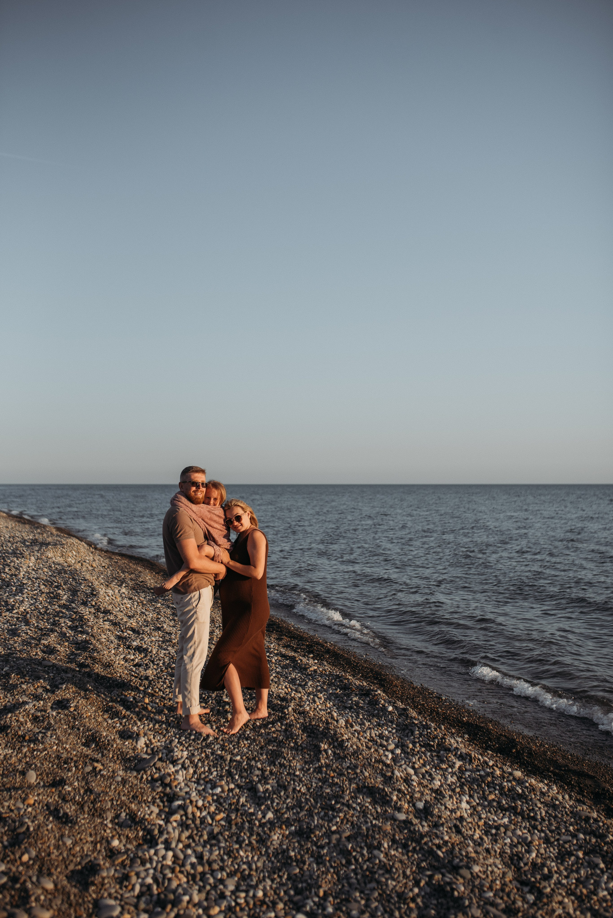 Семейная фотосессия в Головинке на берегу моря на закате. Фотограф в Сочи — Маргарита Поганова