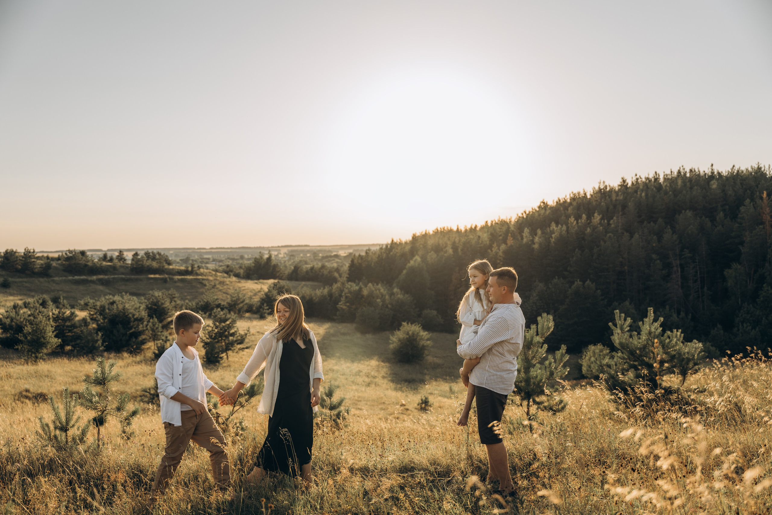 Летний луг, закат. Семейный фотограф Москва. Фотограф беременности и материнства Москва