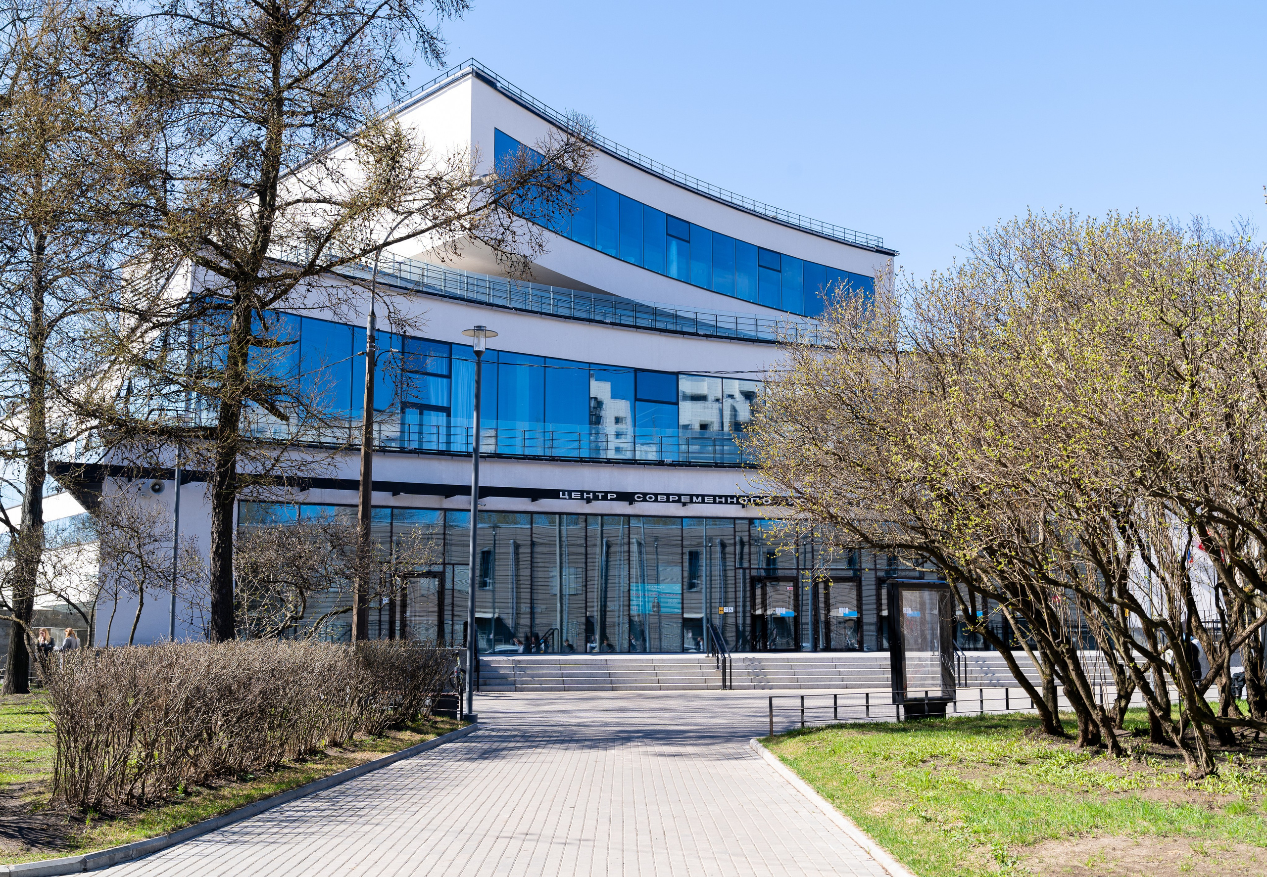Центр современного искусства им. Сергея Курёхина в Санкт-Петербурге. Фотография фасада здания с синими стеклами. День местного самоуправления. Автор: Евгений Мальцев.