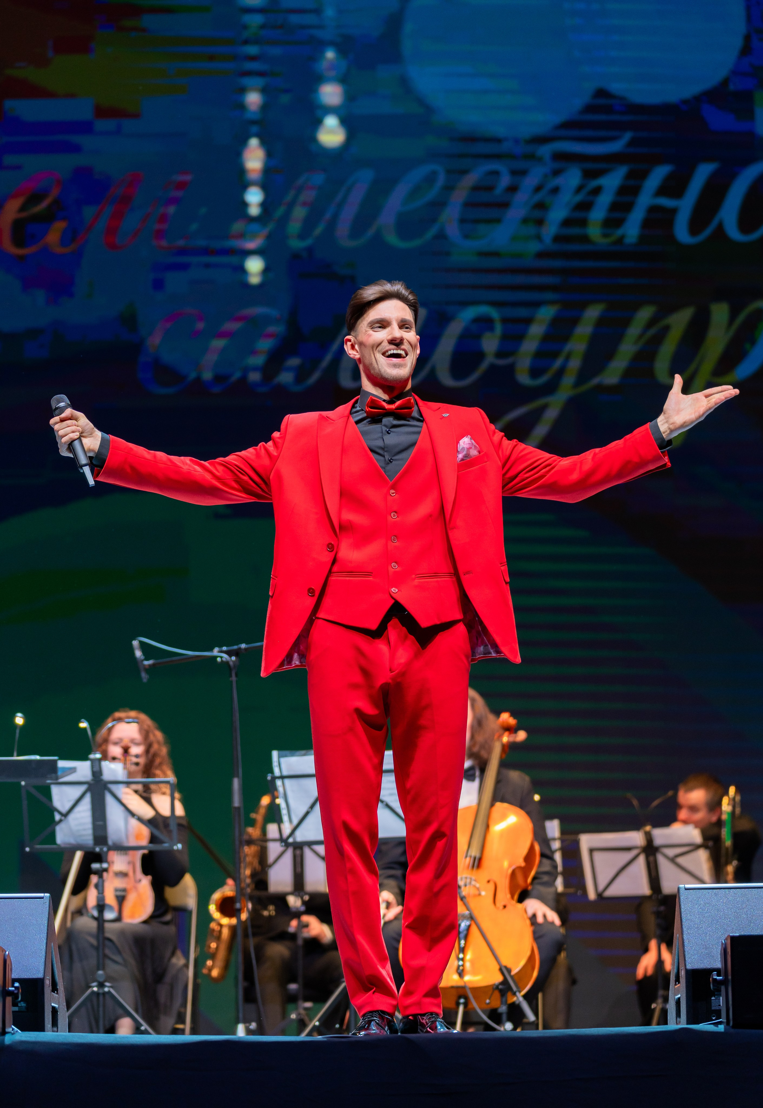 Эмоциональное выступление солиста в красном костюме. Концерт в рамках Дня местного самоуправления в Санкт-Петербурге | Фото: Евгений Мальцев.