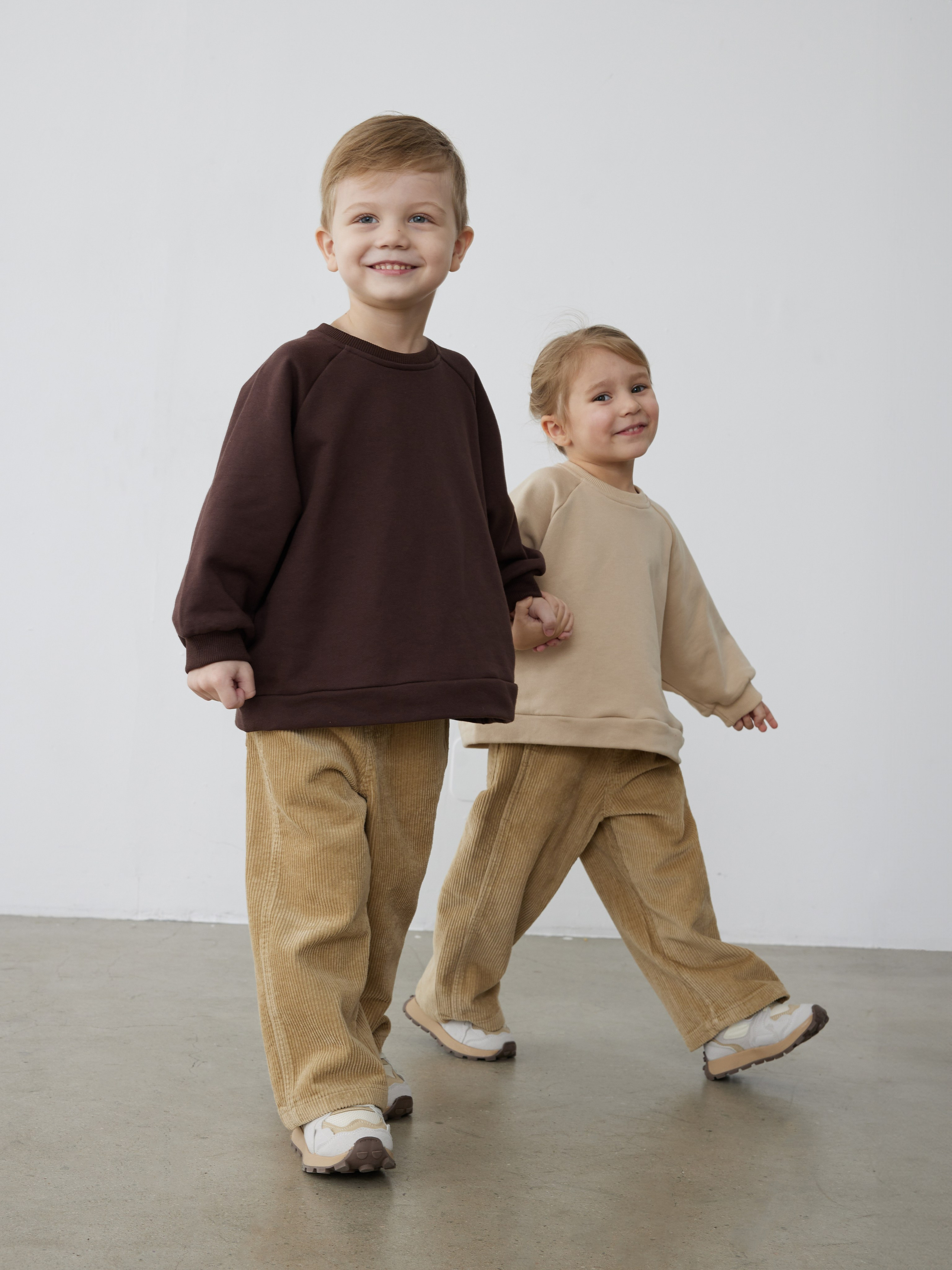 Фотограф Артём Галицкий. Специализируюсь на студийной съёмке одежды: каталоги, лукбуки, предметная съёмка. Опыт работы с fashion-брендами, маркетплейсами и коммерческими проектами. Грамотно выстраиваю свет, работаю быстро и точно под задачу. Также имею опыт работы гафером — отлично знаю световое оборудование и техническую сторону съёмочного процесса.