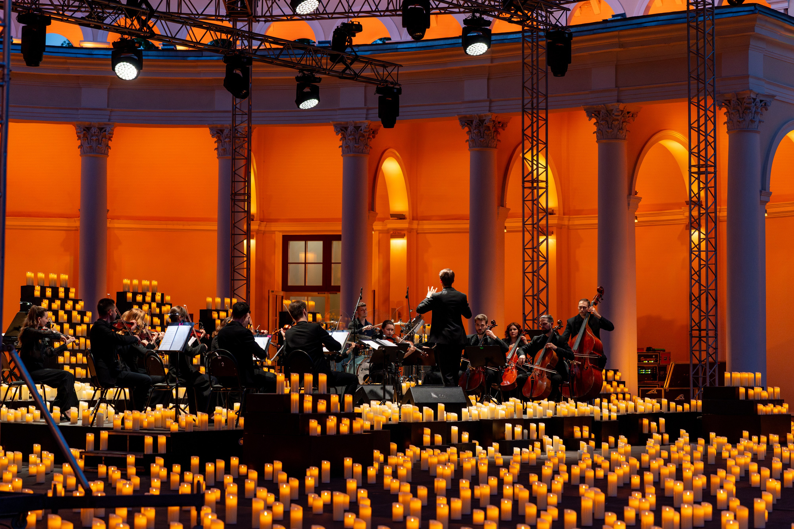 Симфонический оркестр Lumisfera при свечах. Фотограф Никита Комаров