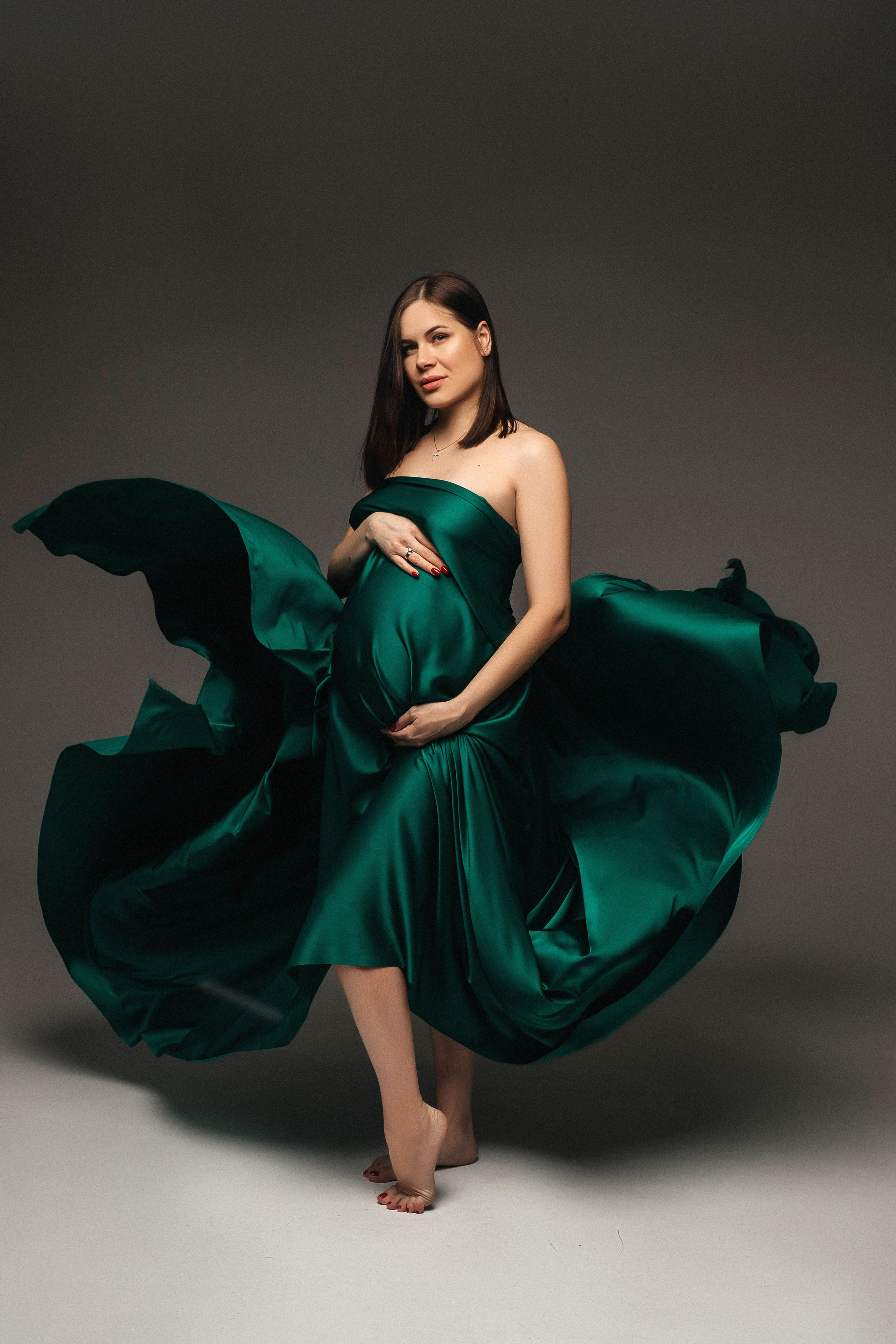 Фотосессия беременных в тканях в студии Москвы. Свадебный и семейный фотограф в Москве