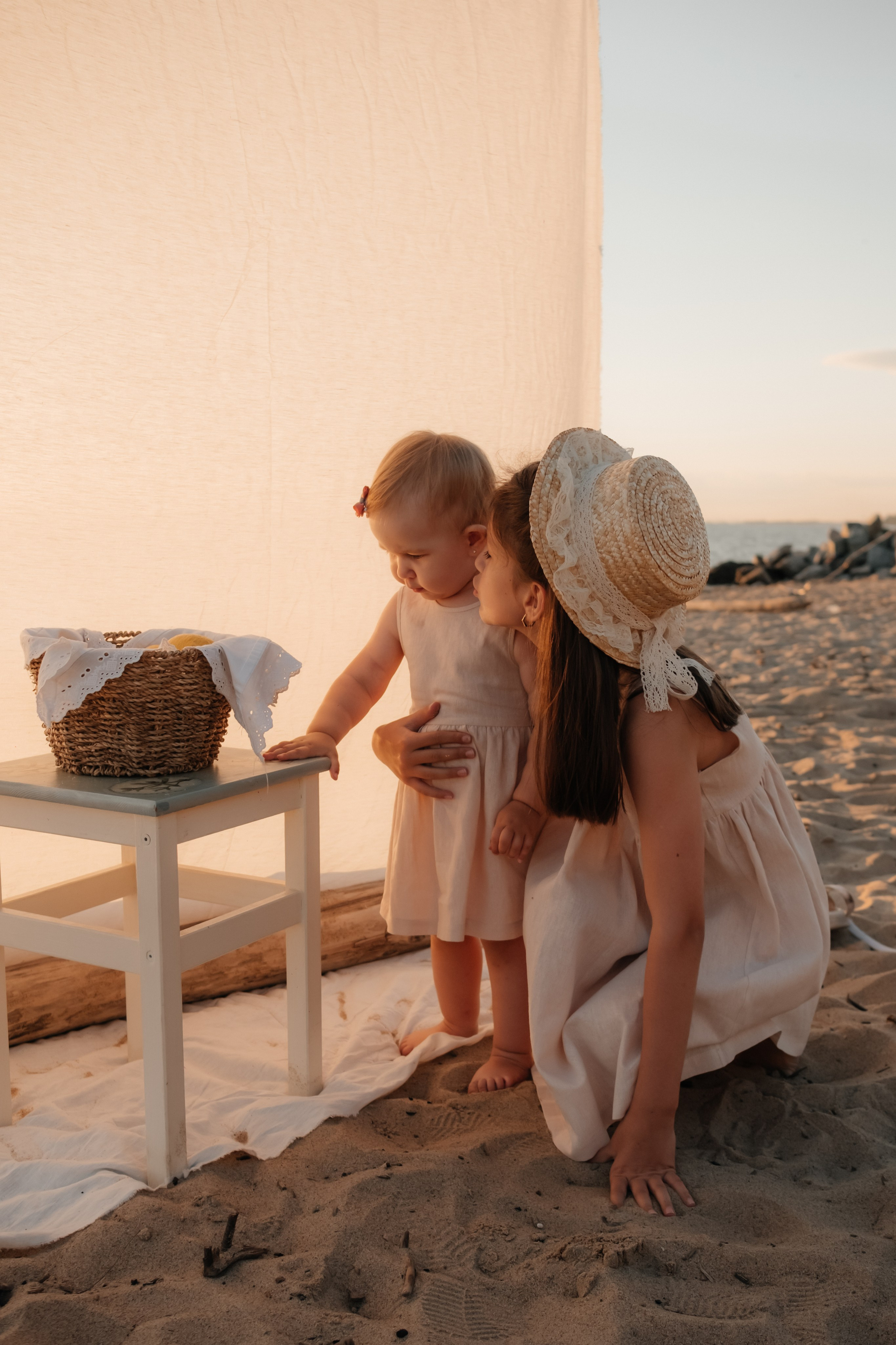 Катя с дочками на берегу. Фотограф в Новосибирске Диана Ильиных