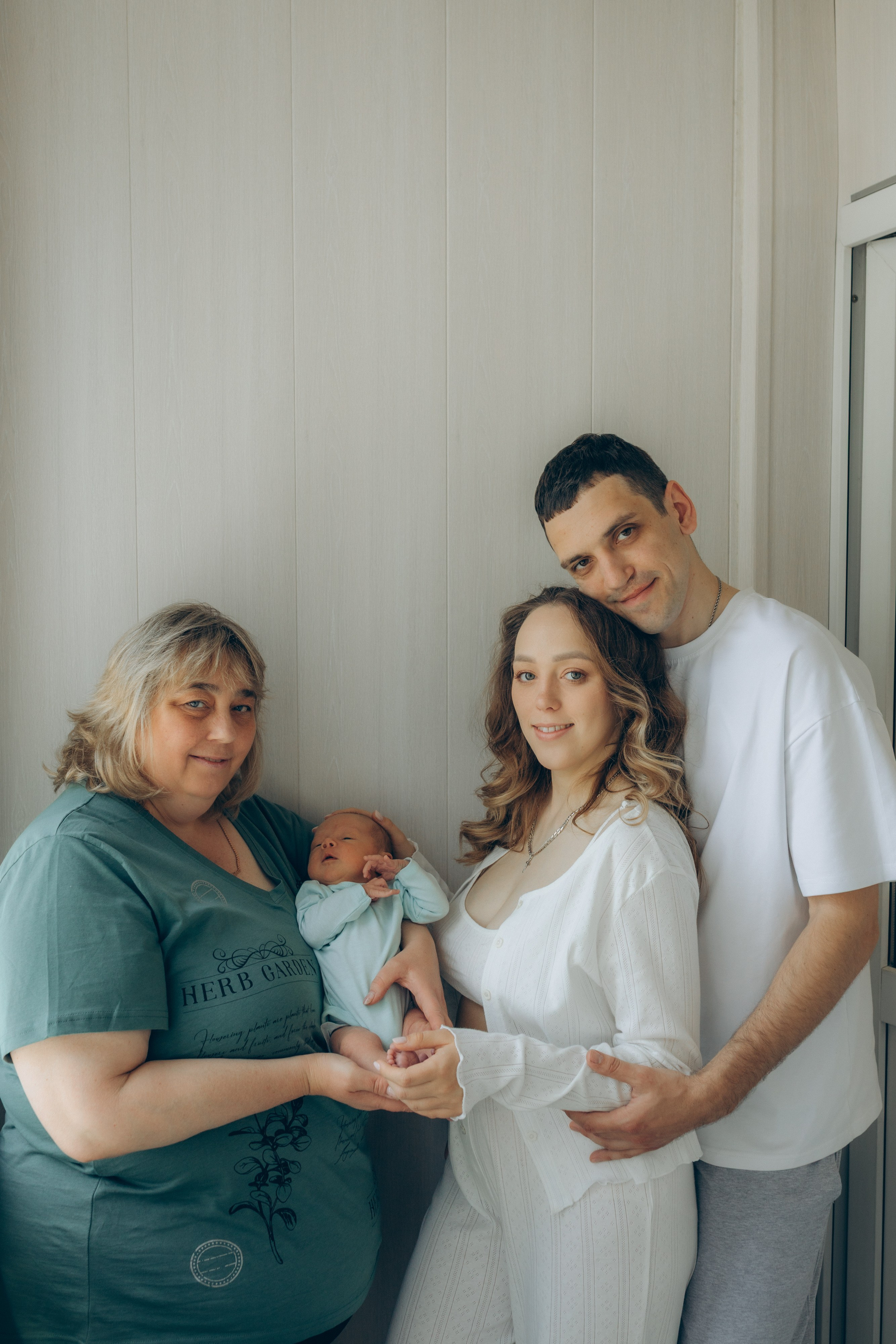 Ира, Дима, Кирюша, бабушка и Тайсон. Семейный фотограф и фотограф на роды в Ростове-на-Дону Мухина Виктория