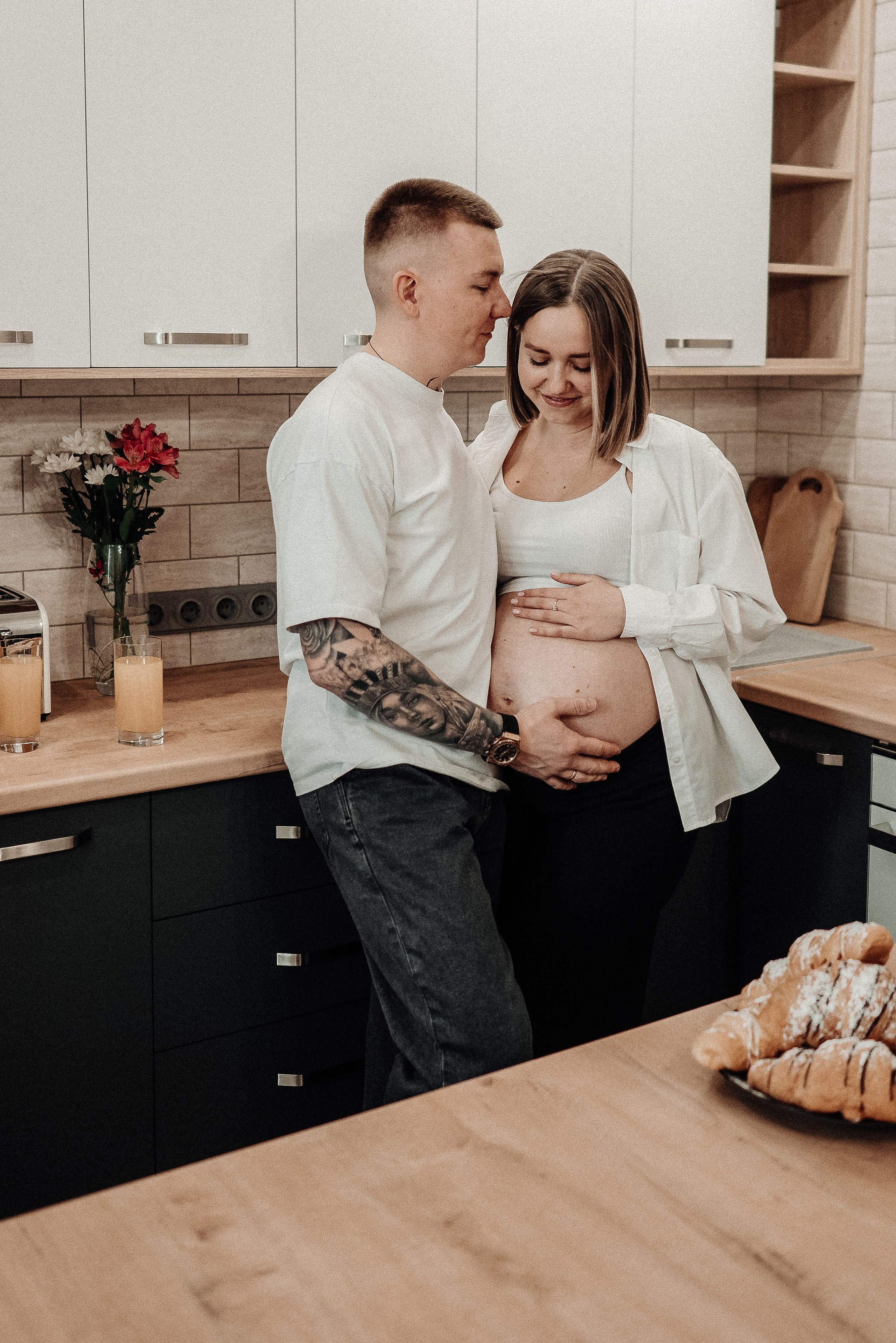 Миша и Ирина в ожидании чуда в домашней обстановке. Свадебный и портретный фотограф в Липецке Юлия Свит