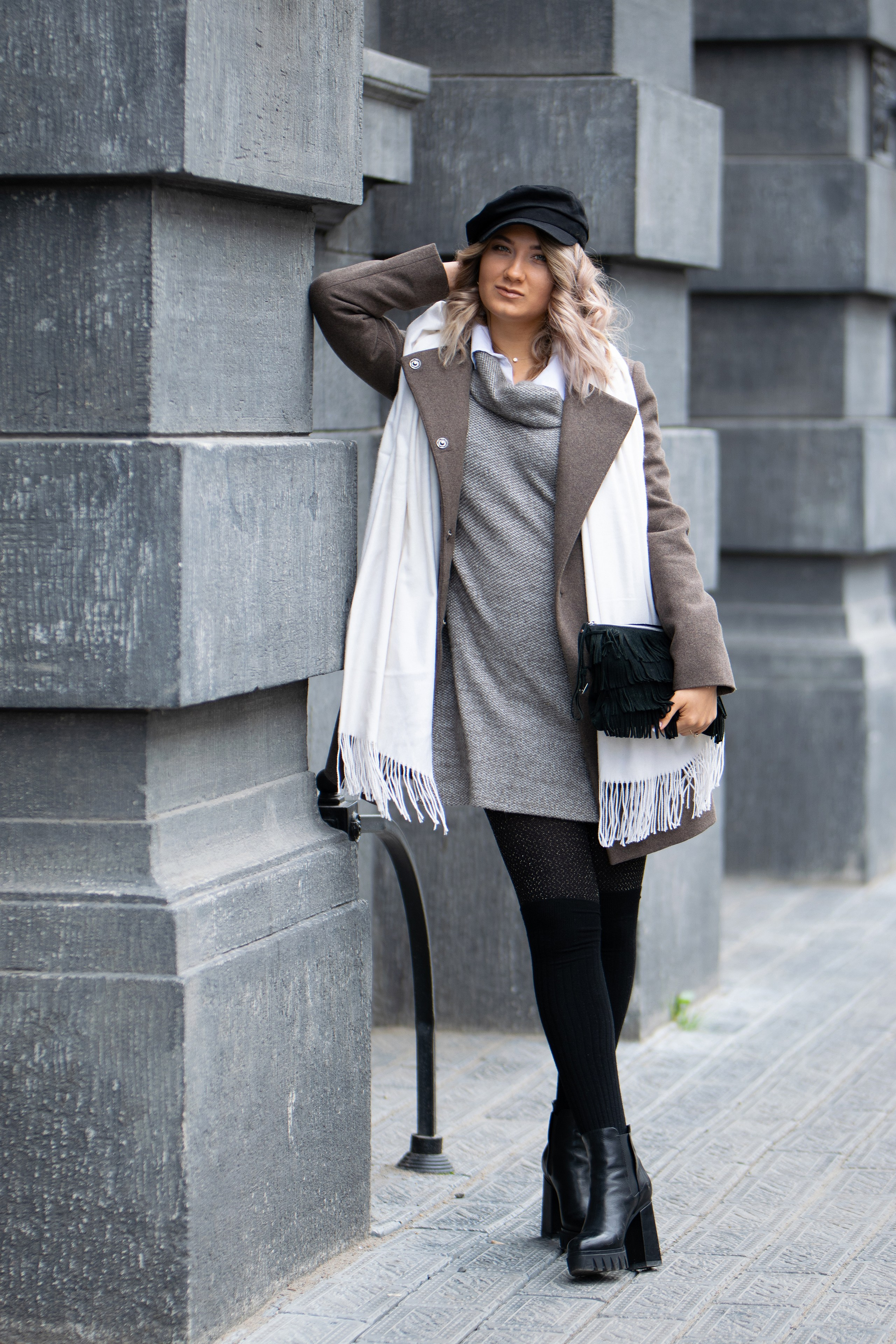 Стильная девушка в пальто и шарфе.