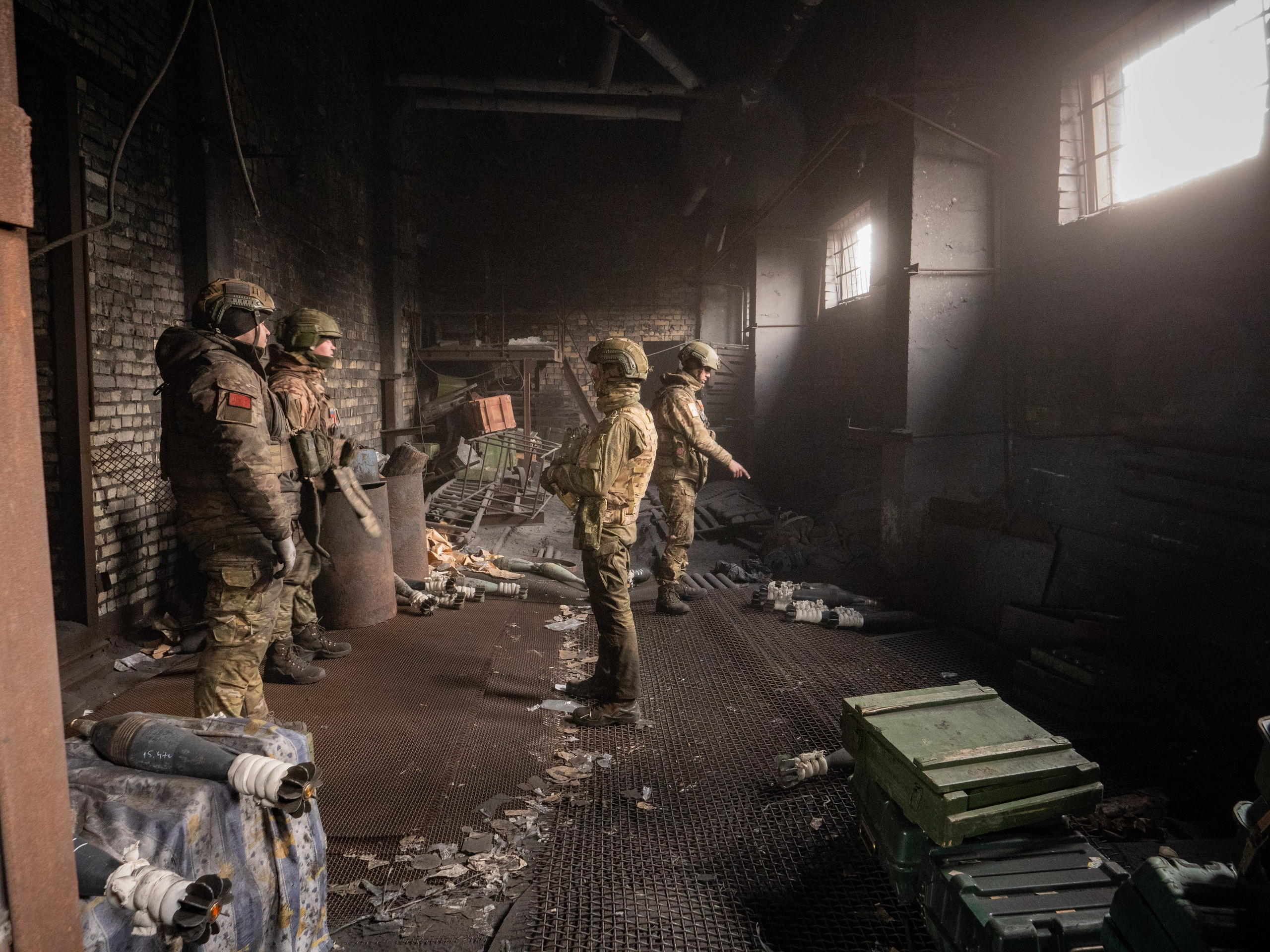 Миномётный расчёт отряда "Шторм" получает задачу во время штурма нп Бердычи.