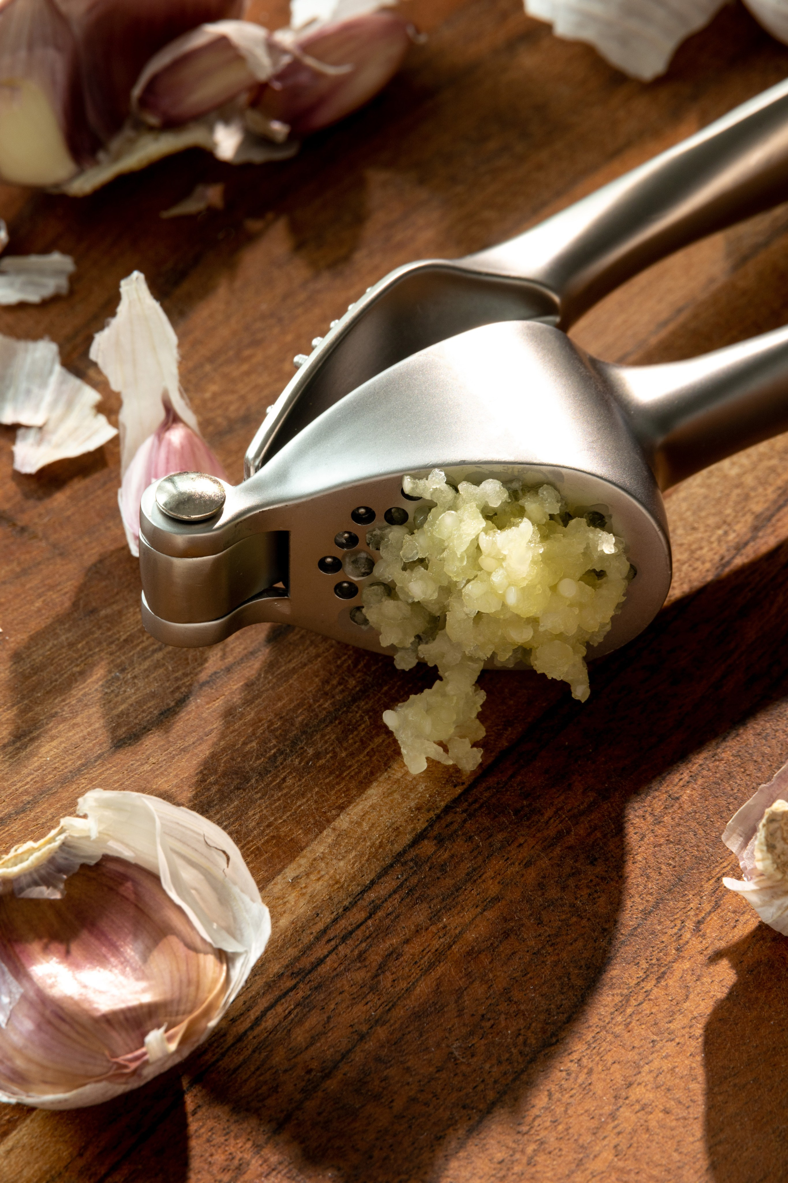 Идеальное прессование чеснока. Детальная фотосъемка кухонной чеснокодавки.