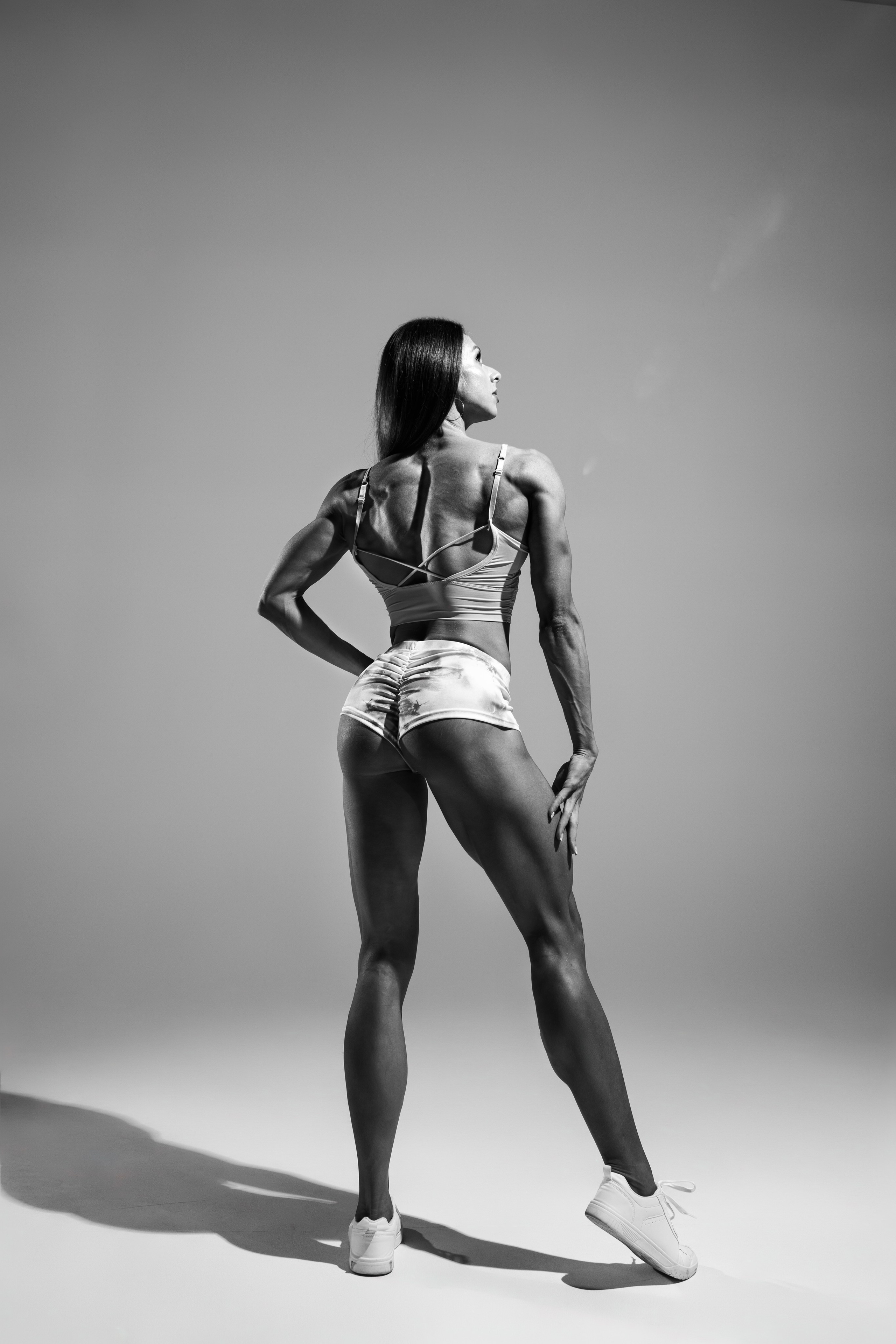 Съемка с Марией на циклораме с импульсным светом для «себя» и контента. Дмитрий Шульгин, портретный фотограф в Воронеже