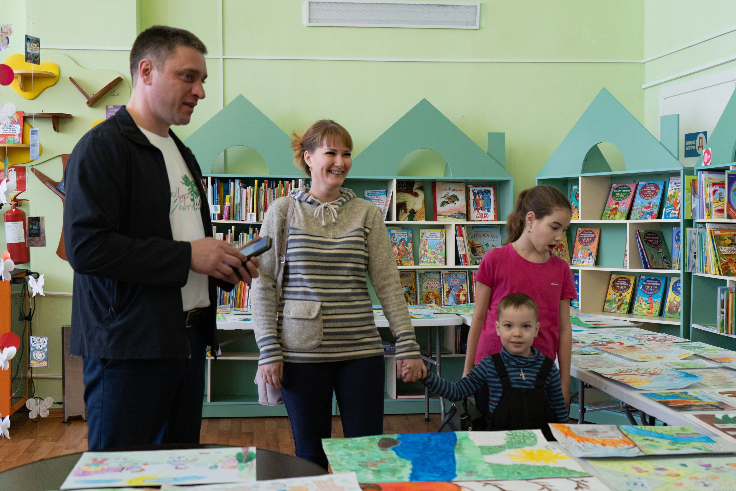 Награждение за конкурс рисунков «Берегите лес!». Фотограф Екатерина Зорина