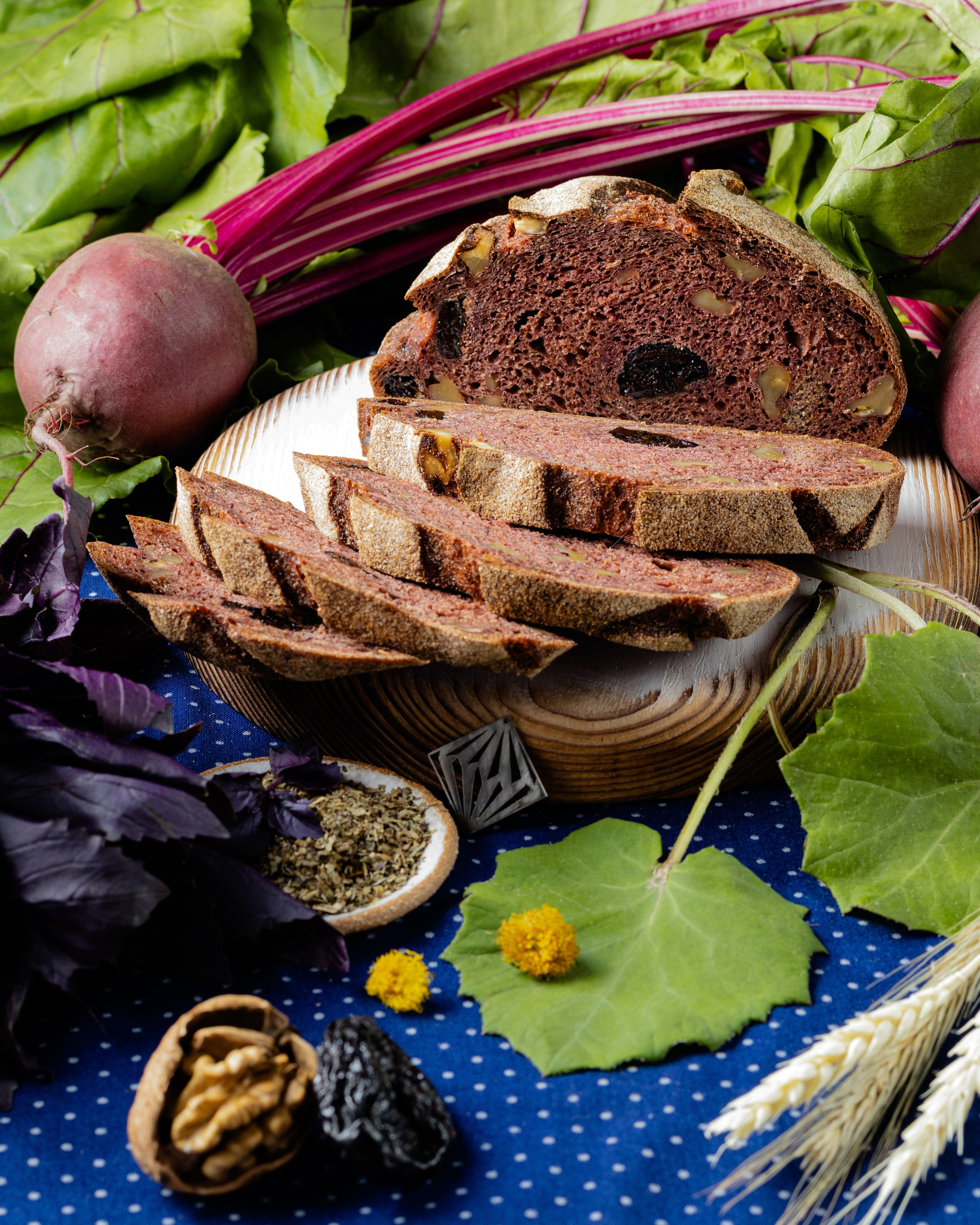 Ремесленный хлеб на закваске со свёклой и базиликом