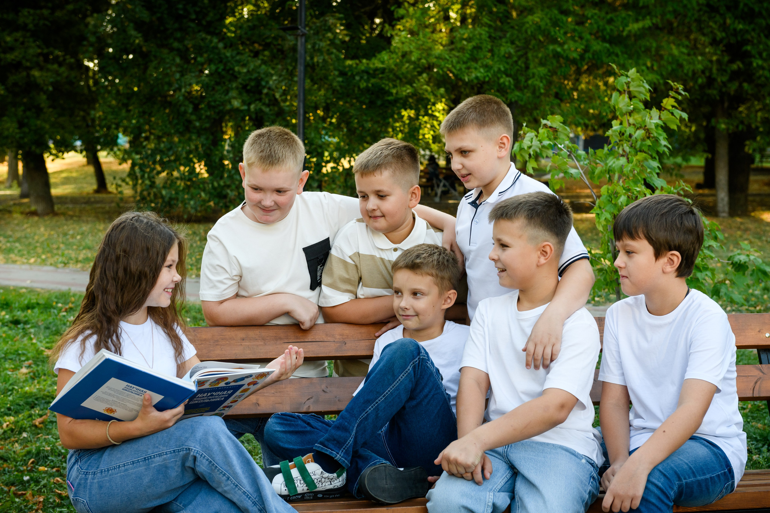 Четвероклассники позируют для школьного альбома. Выпускные альбомы в Курске