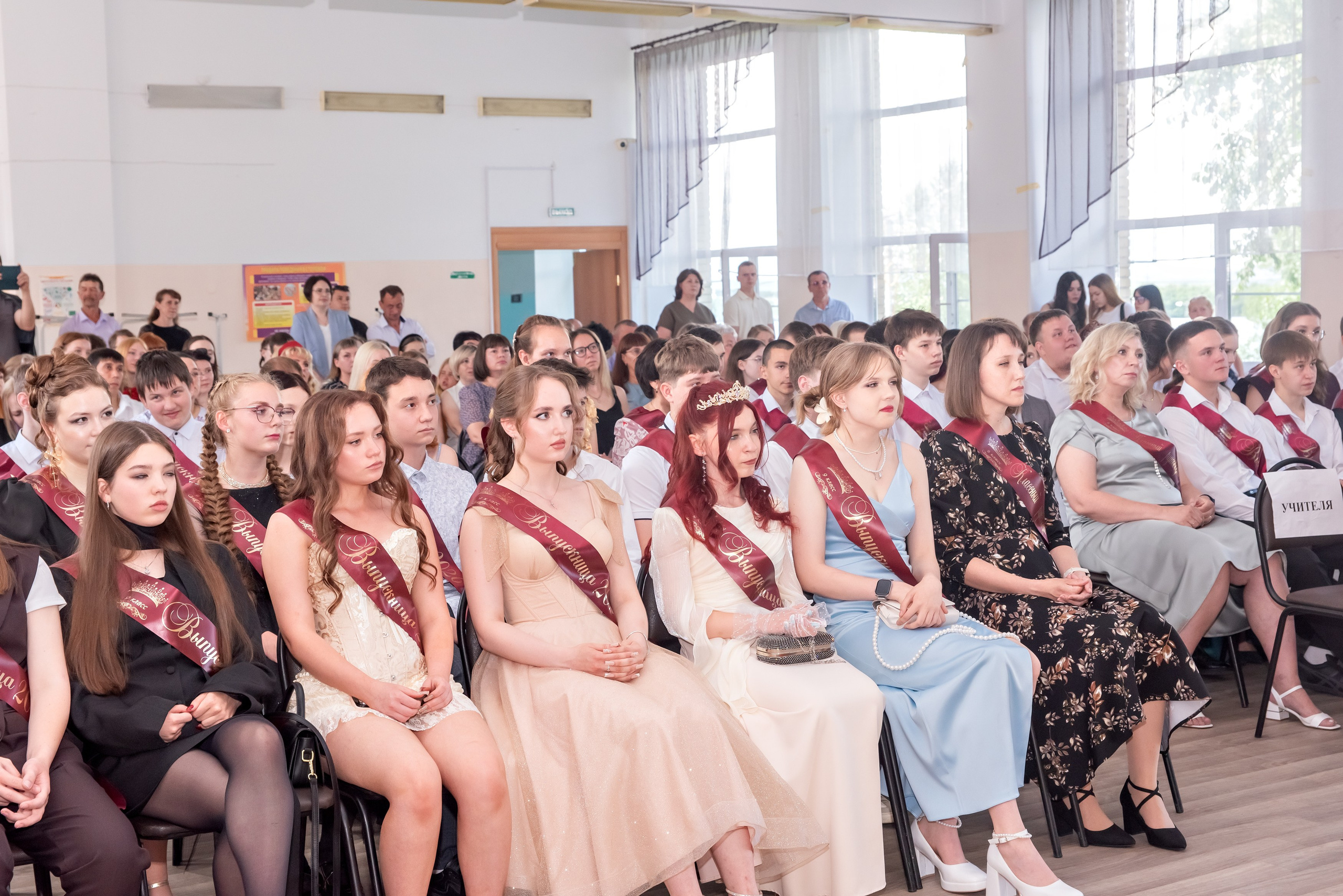 Выпускной школы № 3 вручение аттестатов в актовом зале. Свадебный и семейный фотограф в Кыштыме Челябинске Марина Шигапова