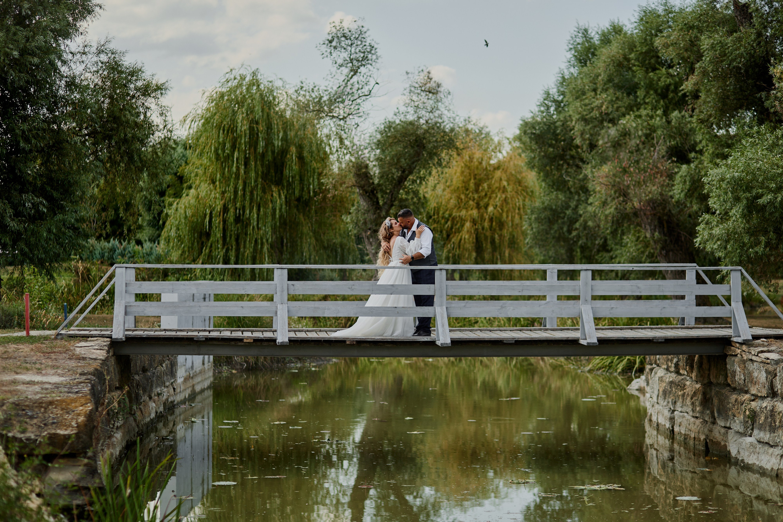 Поцелуй молодожёнов на мосту, свадебная фотосессия в Анапе