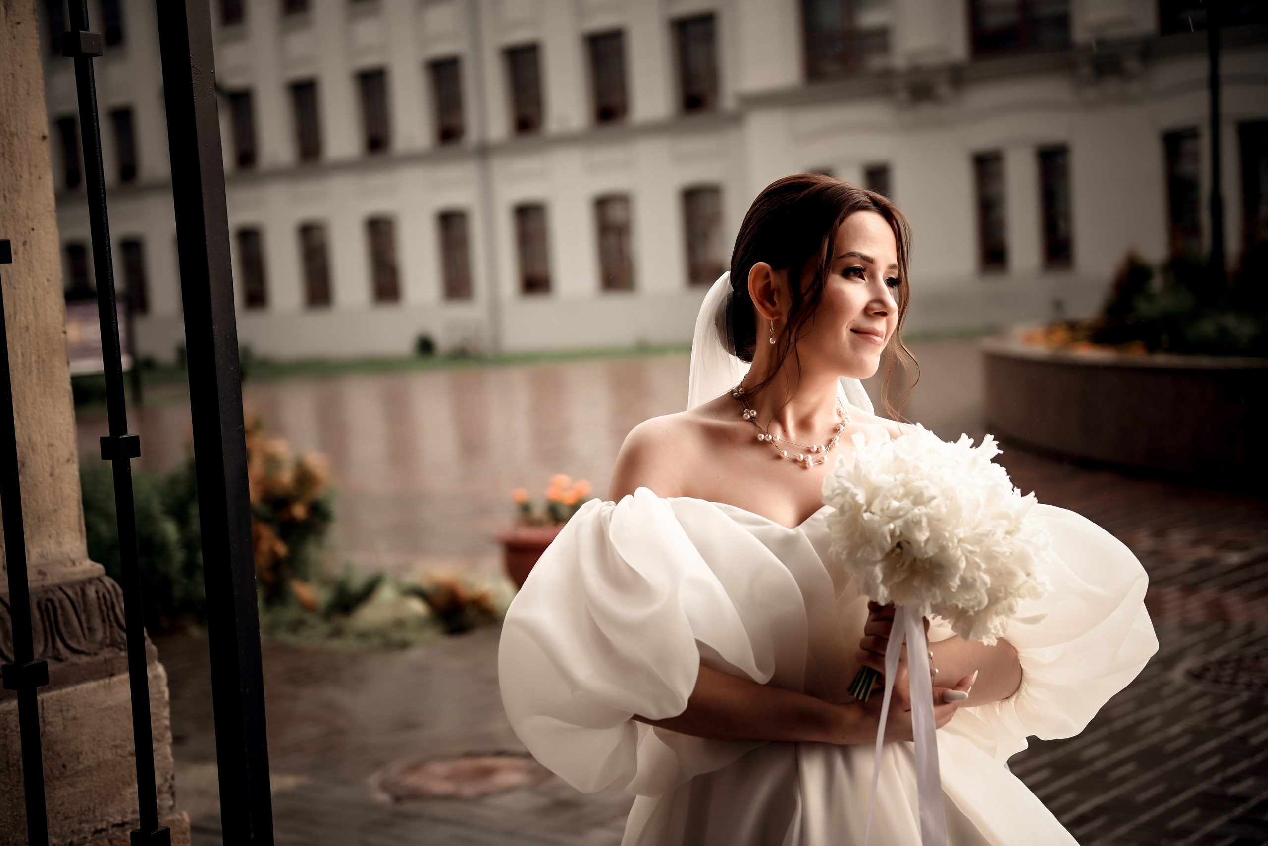 Небольшая свадебная серия в музее и прогулкой под дождем Эльмиры и Ризата. Свадебный, семейный, детский, контент фотограф в Омске Максим Ильин