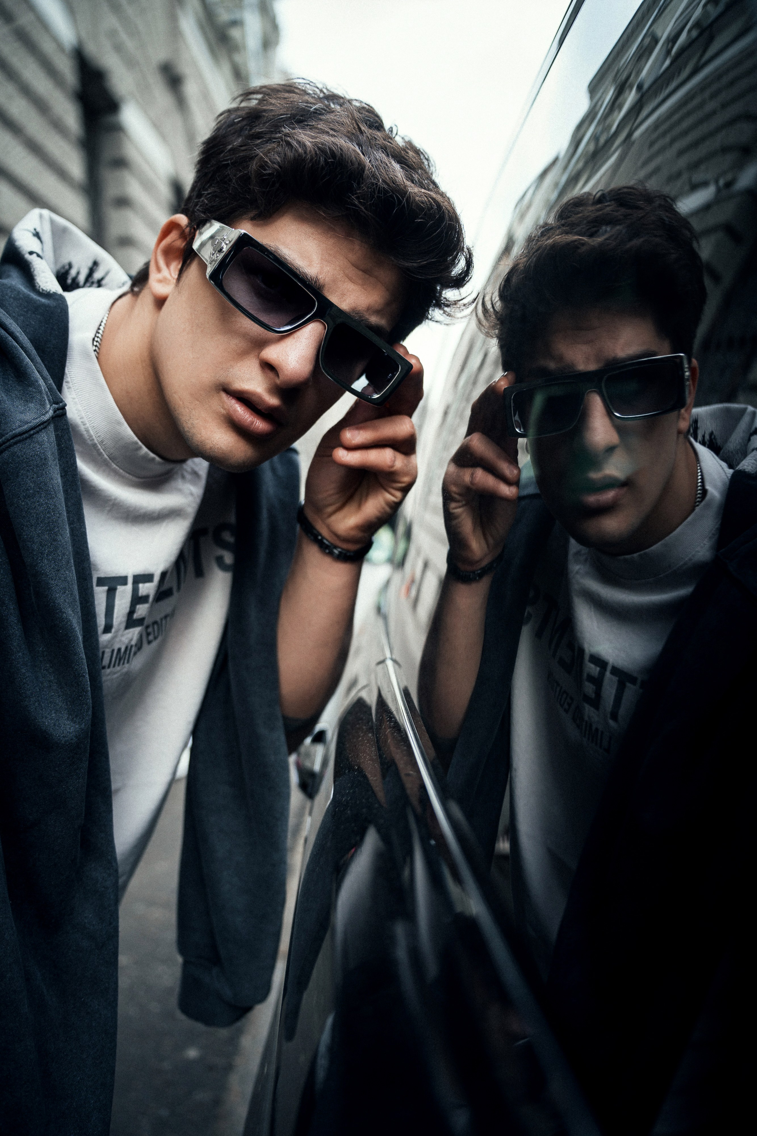 Отражение в стекле авто парня в очках