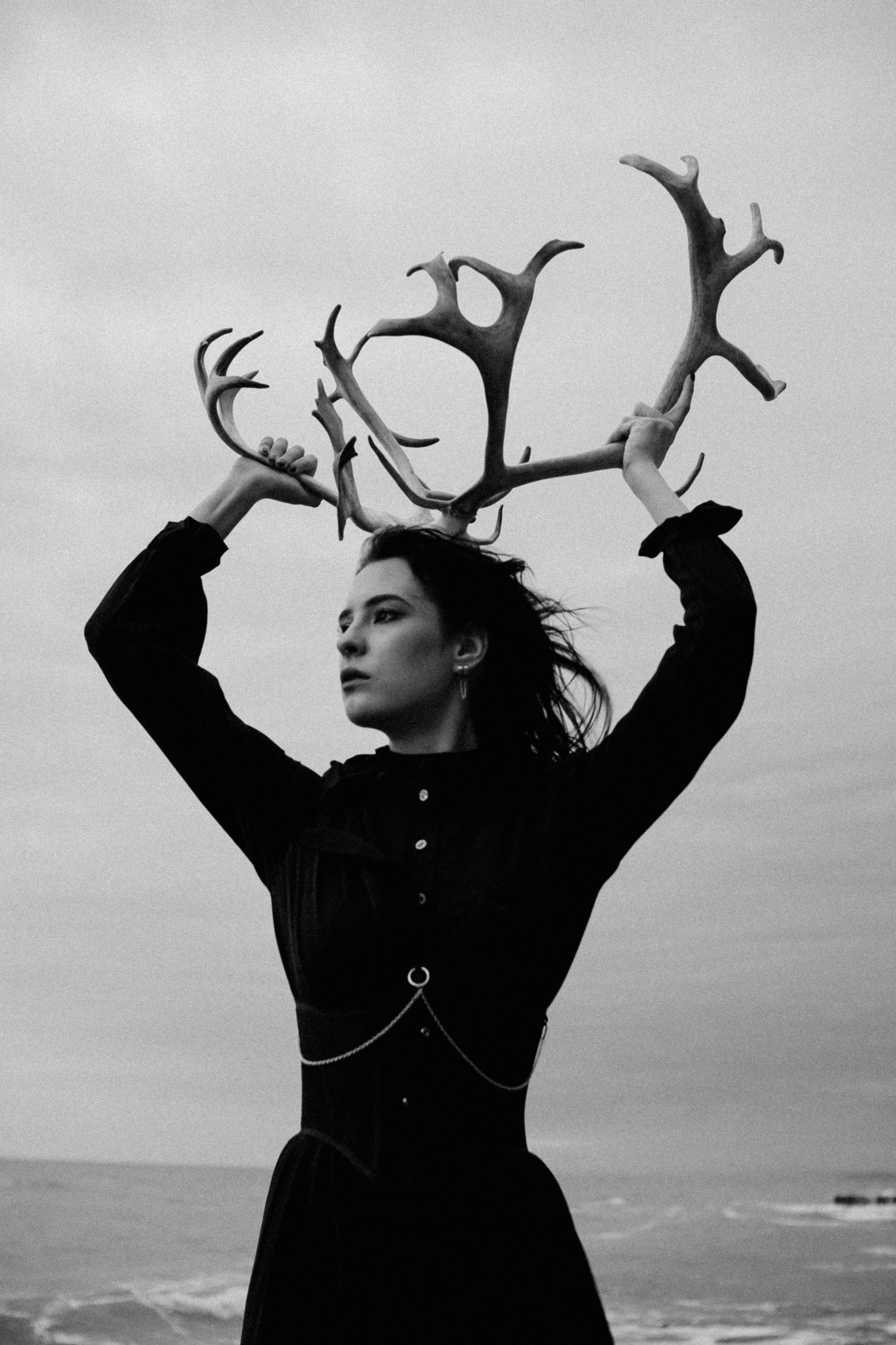 Съёмка у моря с оленьими рогами