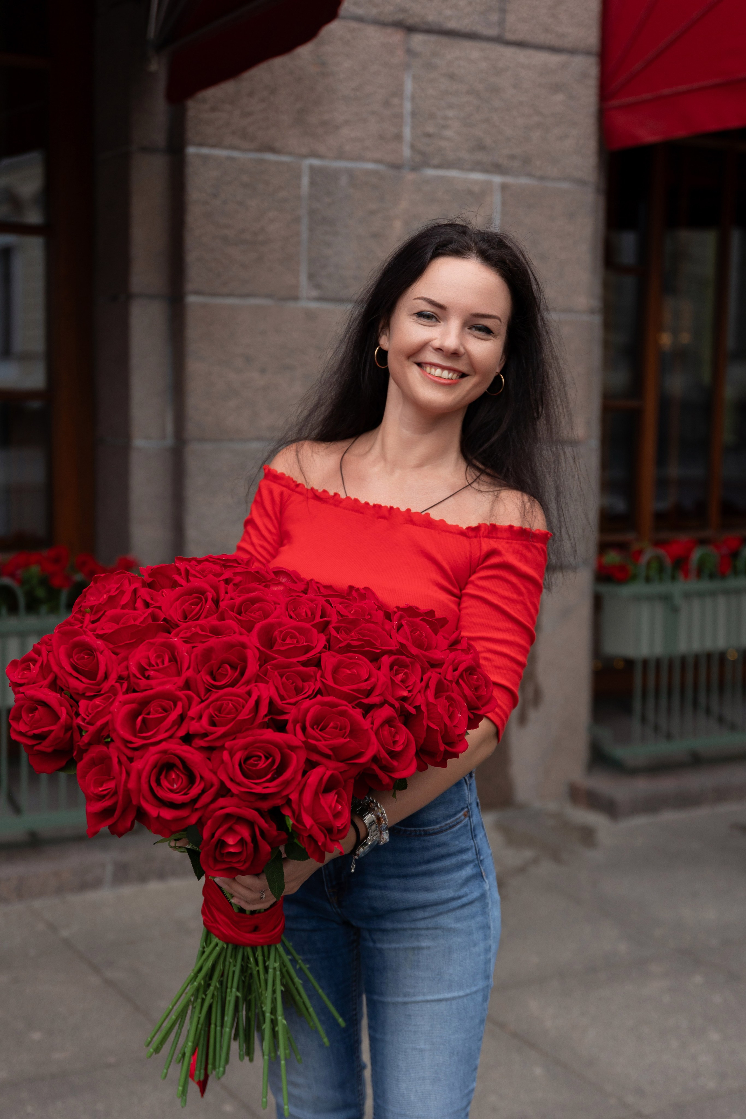 Фотопрогулка в центре с букетом красных роз. Семейный и свадебный фотограф в Санкт-Петербурге Татьяна Швыкова
