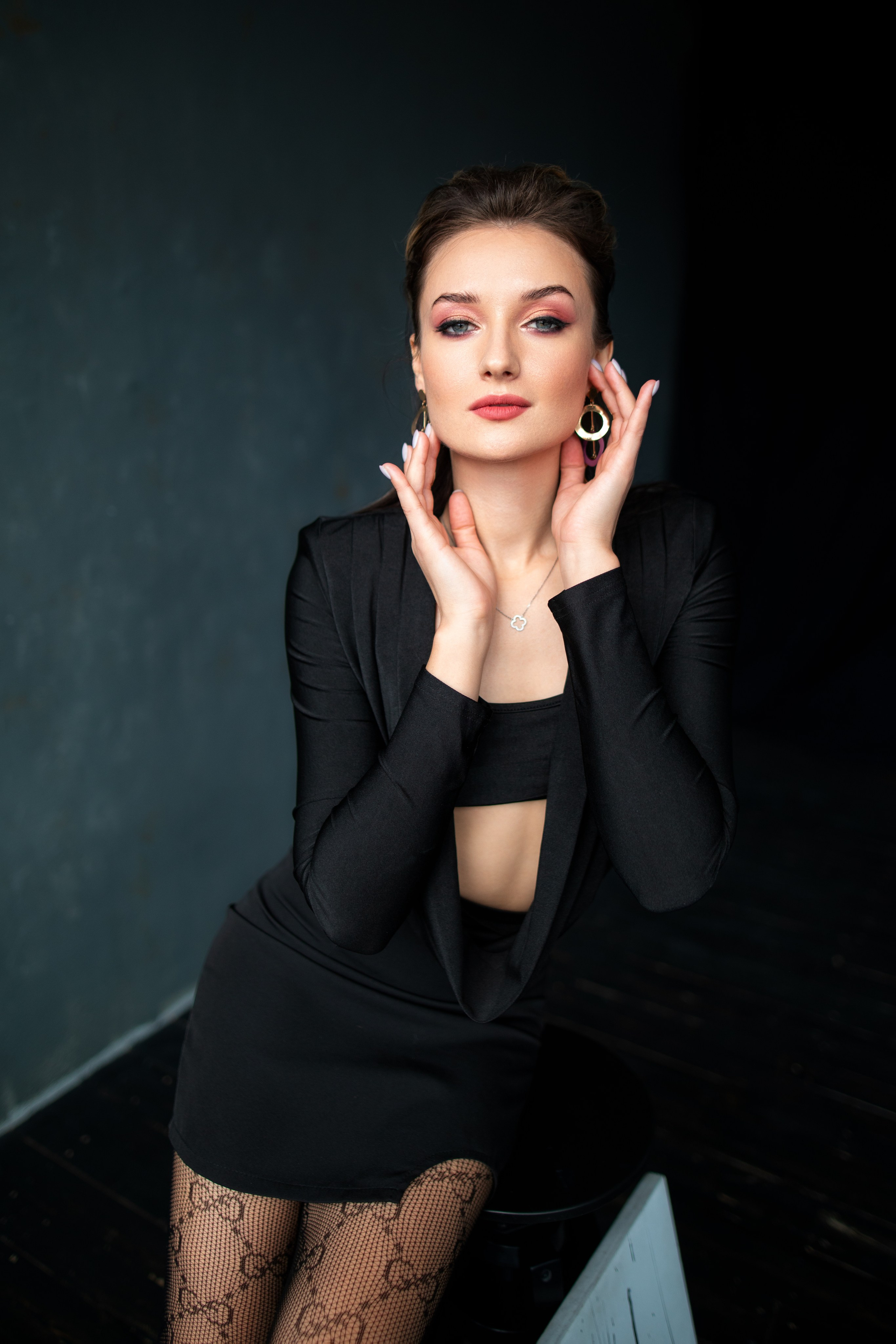 Студийный фотосет с Анастасией в минимальном интерьере в формате для «себя»
