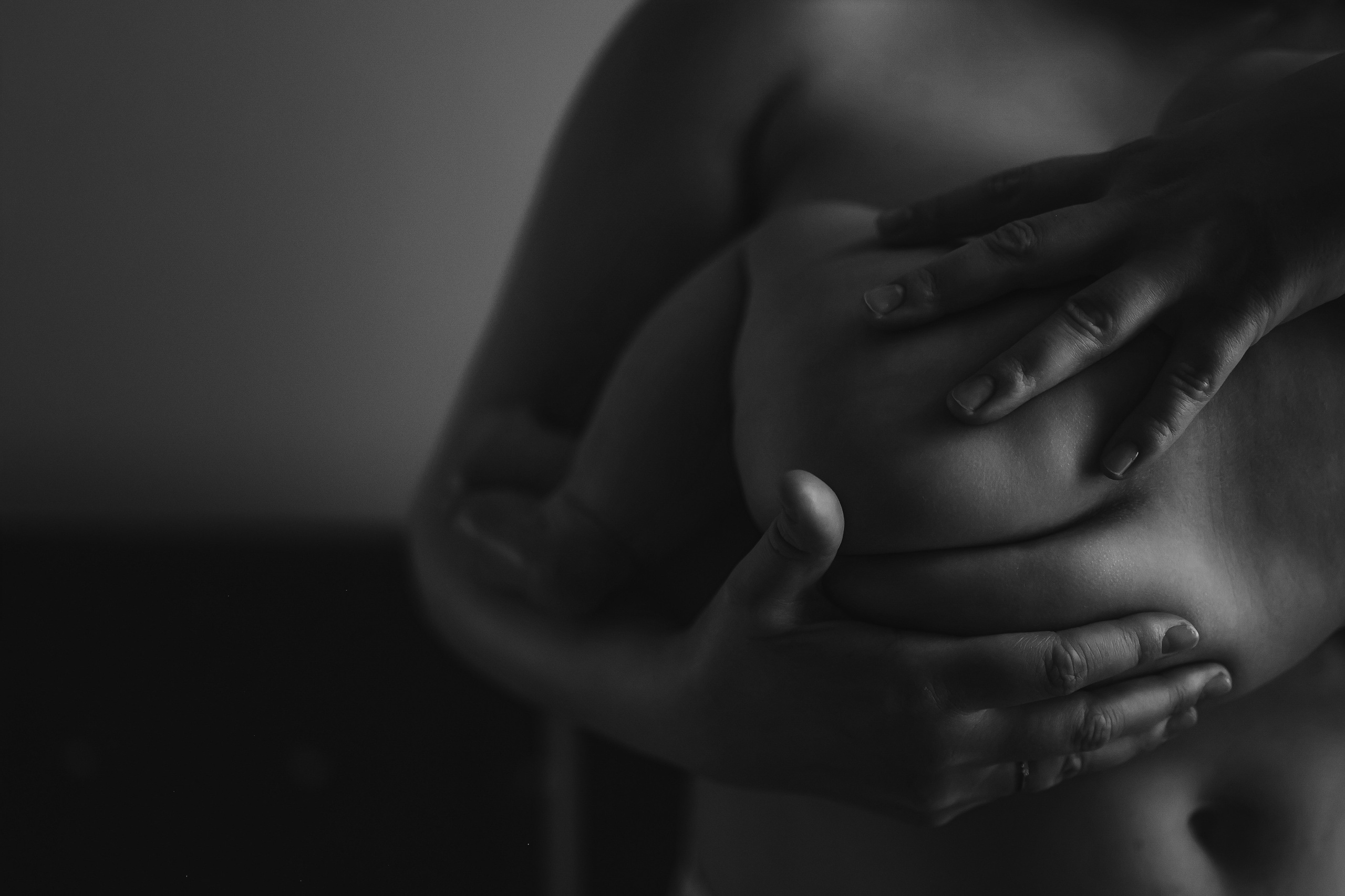 Кормление. Семейный фотограф Тюмень, фотограф на роды Салмина Мария