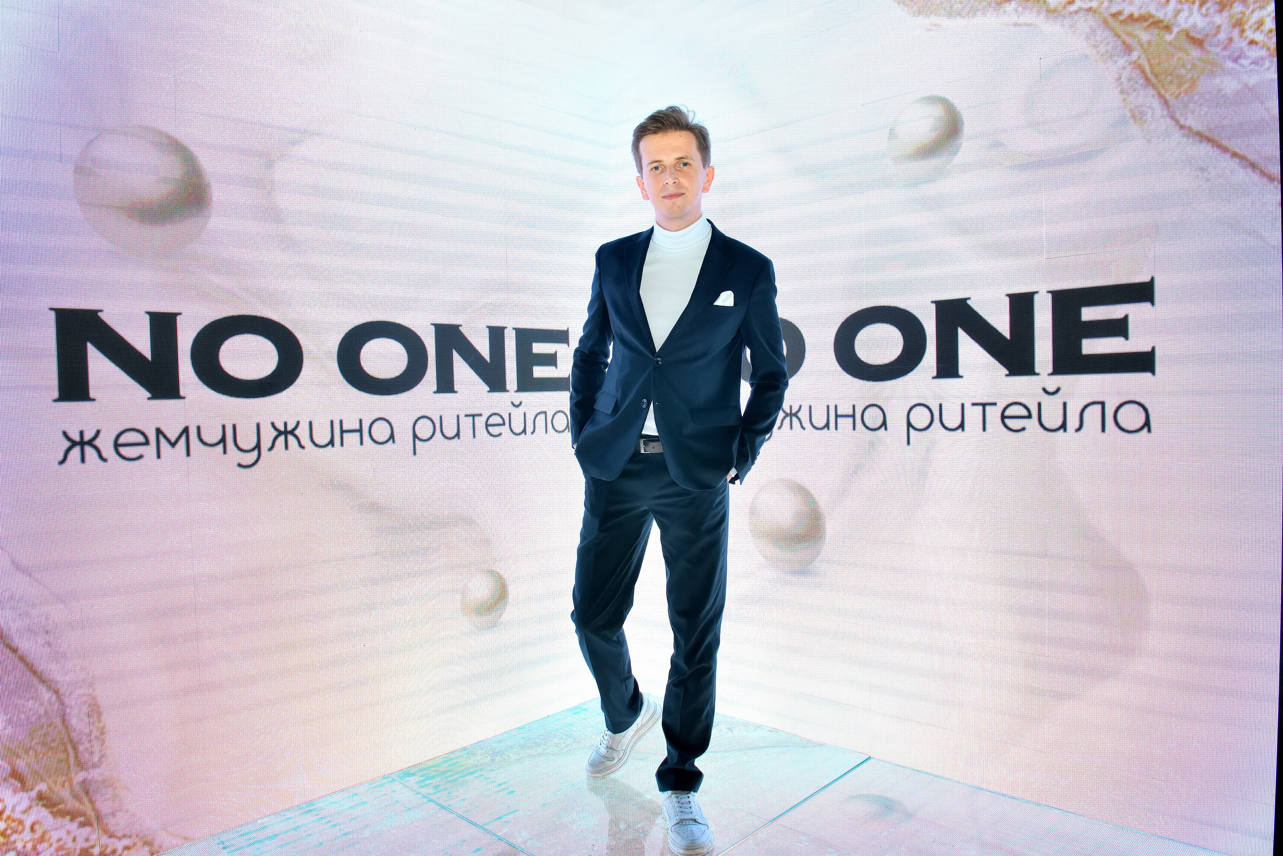 "Неоновый presswall на мероприятии".