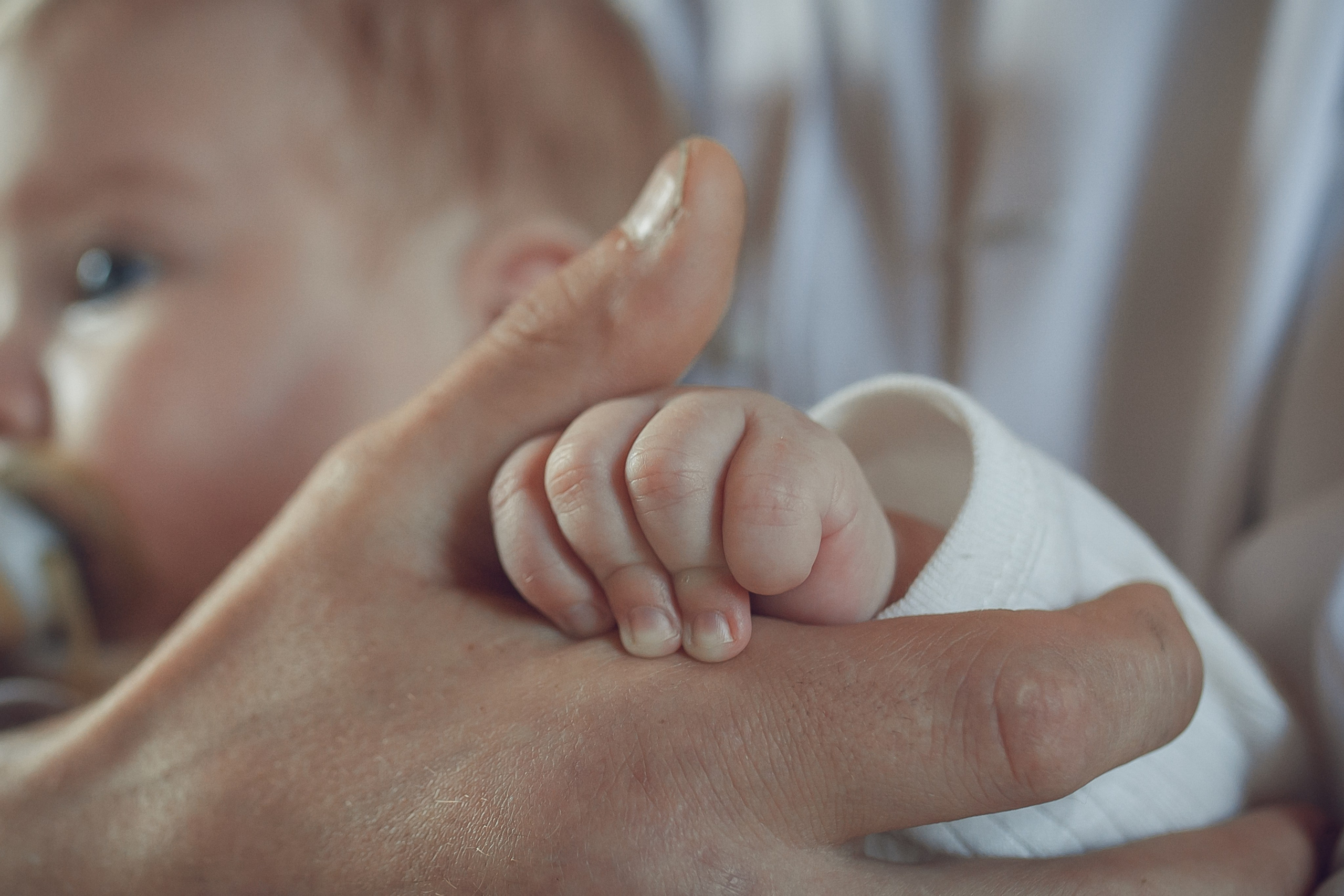 Ручка малыша Фотограф на крещение в Старом Осколе, фотограф на крестины репортажные кадры крещения крещение в храме Федосеевка