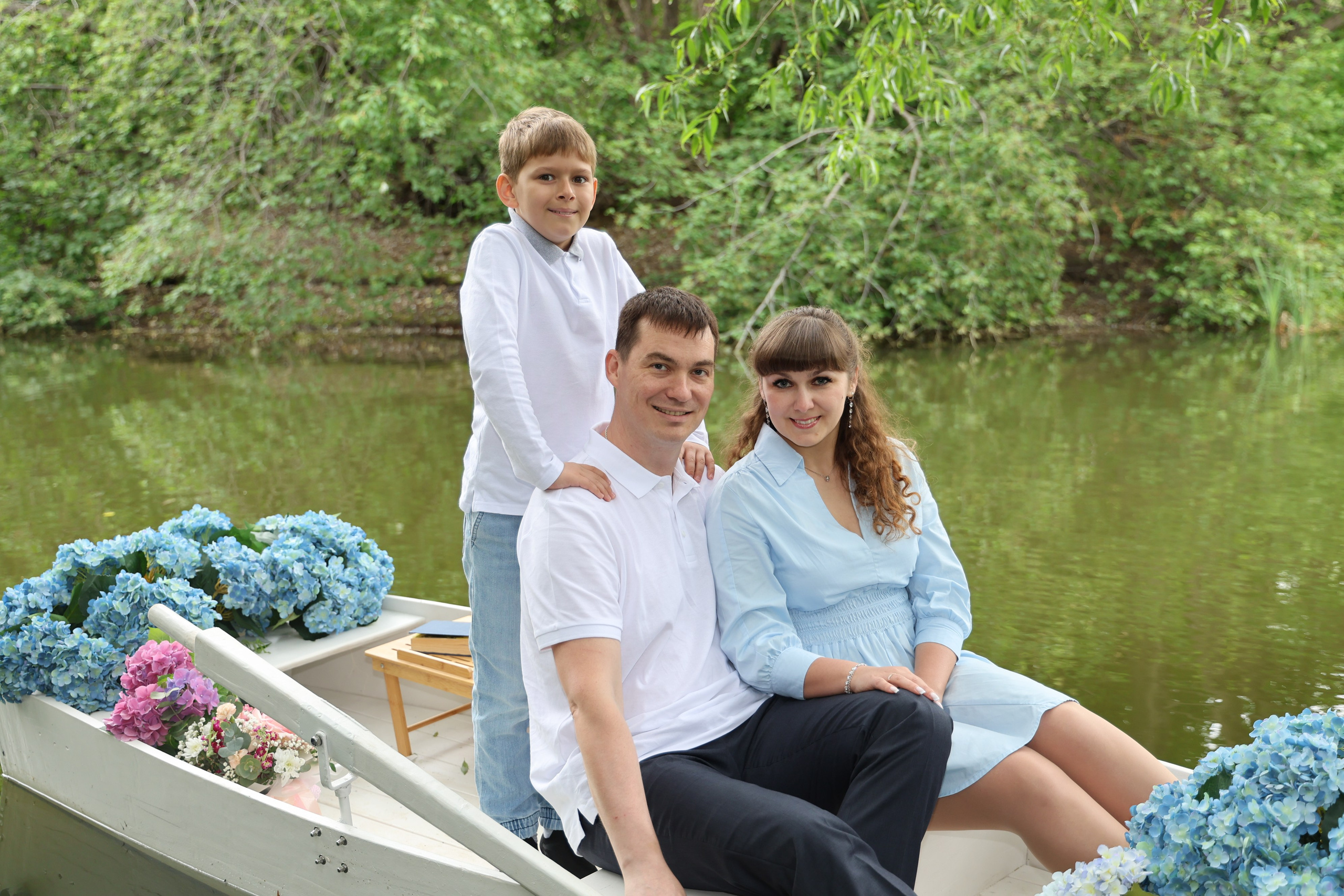 Фотосессия в лодке, лодка, озеро, платье, книга, шляпа, зонт, перчатки, весла, лето. Свадебный, семейный, женский и детский фотограф из Екатеринбурга