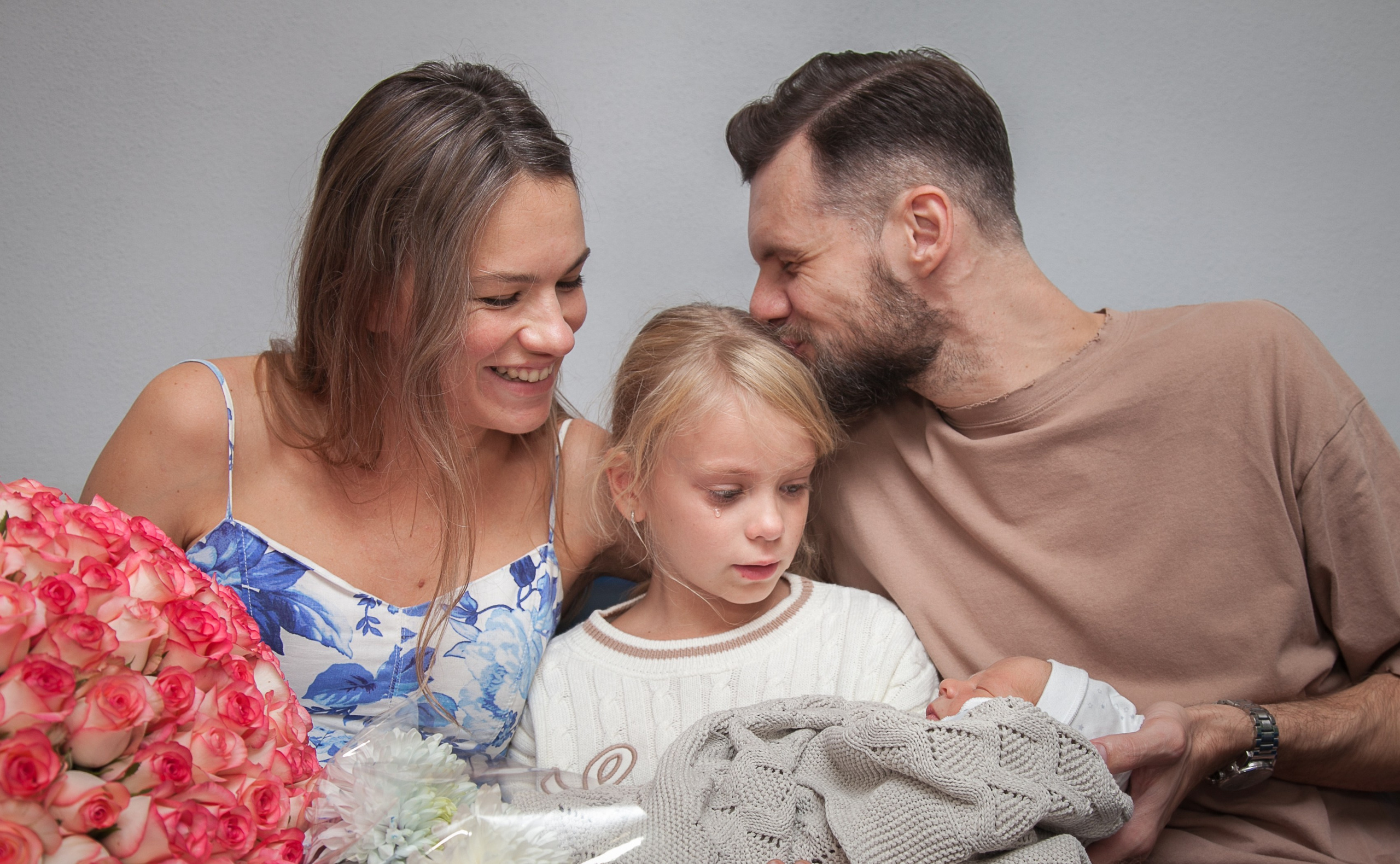 Фотосъемка выписки из роддома в Москве, заказать фотографа на выписку ньюборн съемка в роддоме newborn фотограф в Юдино