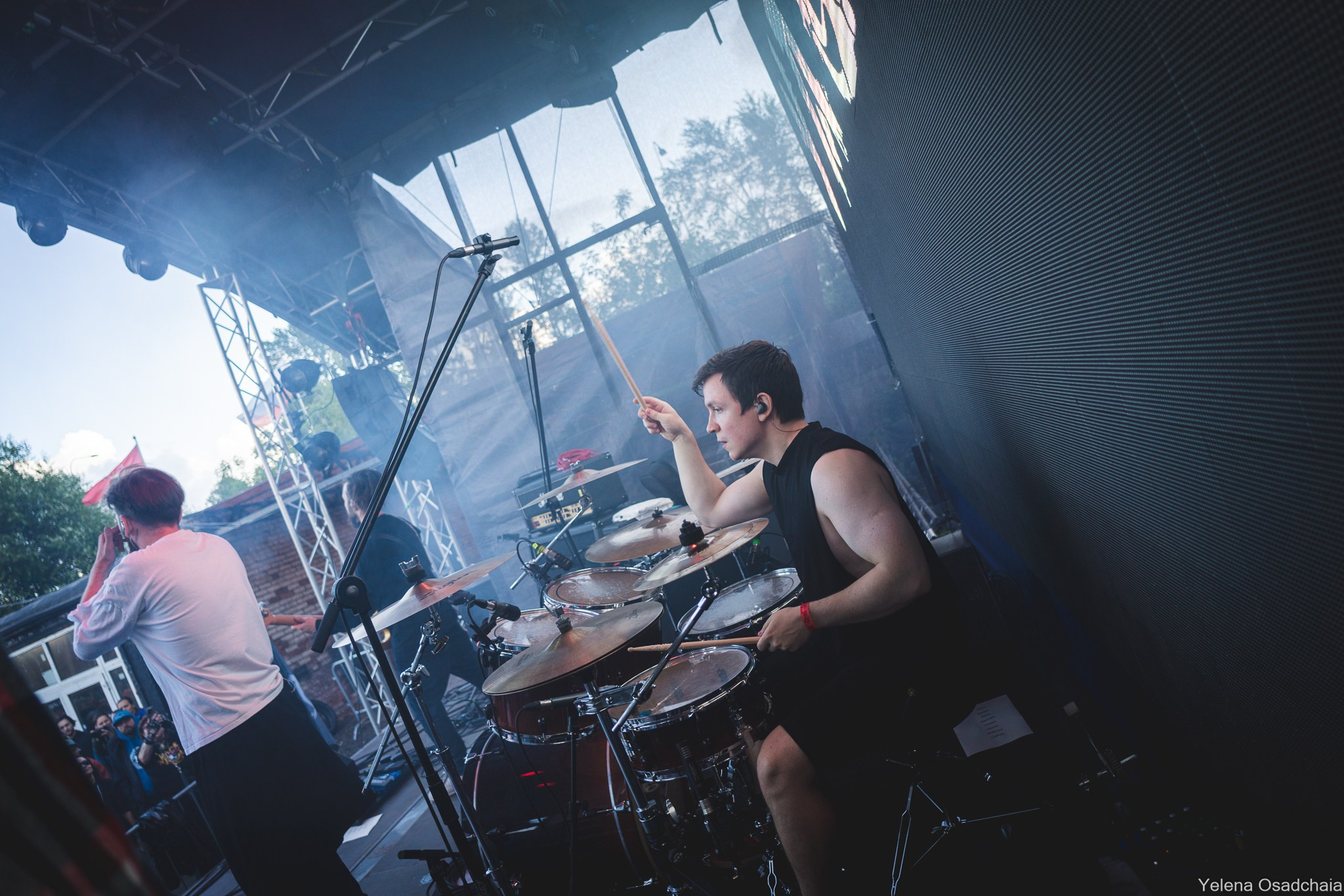 Живой 2025 — День 1. Елена Осадчая — фотографирую музыку на сцене и в жизни