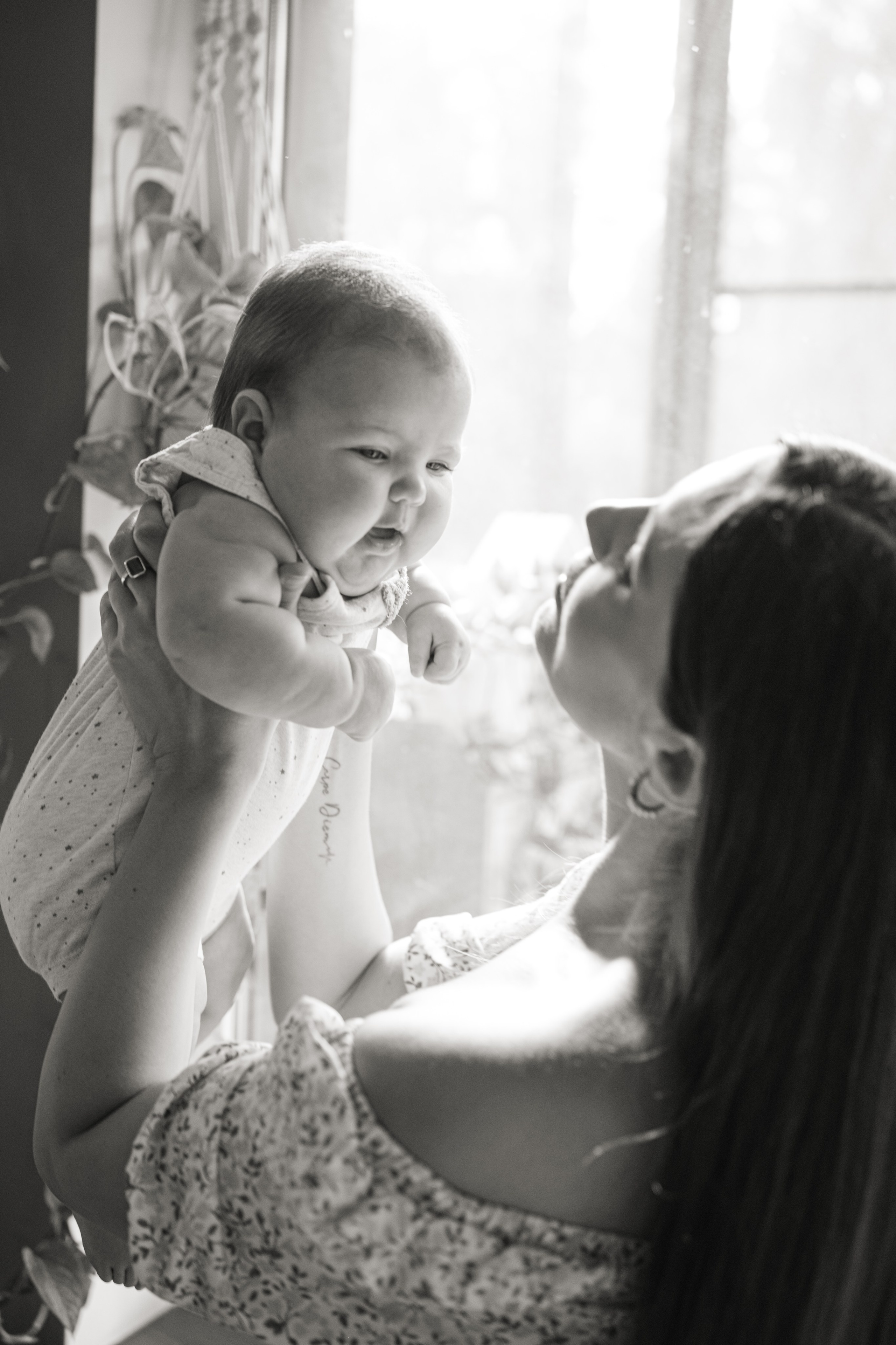 Алиса дома с мамой, братом и котом. Семейный детский ньюборн фотограф в Москве Марта Петрова