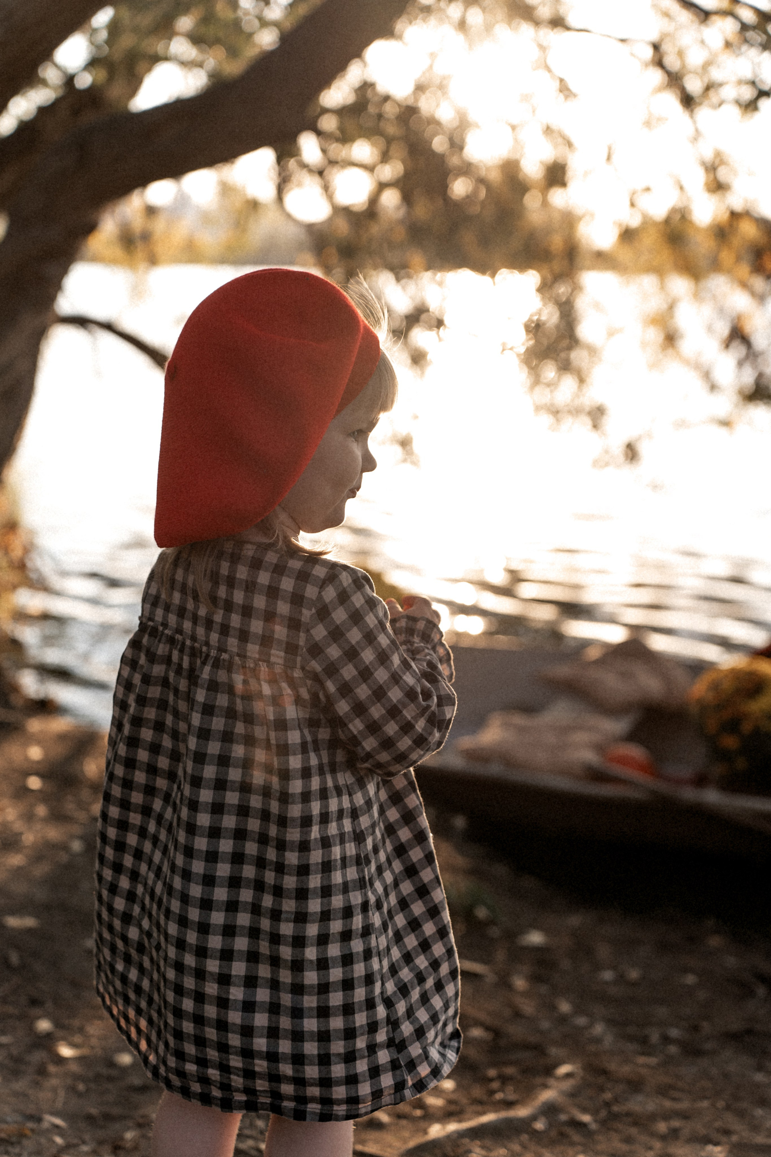 Хризантемовое плаванье маленькой мечтательницы. Ваш семейный фотограф в Минске — Вика Трегубова